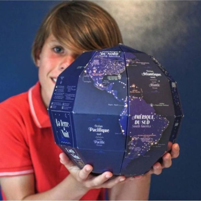 Globo terráqueo que brilla en la oscuridad para construir: La Tierra de noche.
