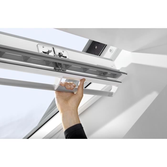 Ventana de tejado VELUX GGL MK04 2054 (78 x 98 cm) de madera, con acristalamiento 54F y tapajuntas VELUX EDW 0000.