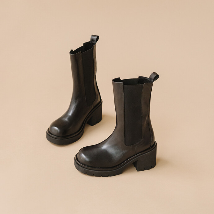 Bottes à semelles crantées et élastiques  en cuir noir
