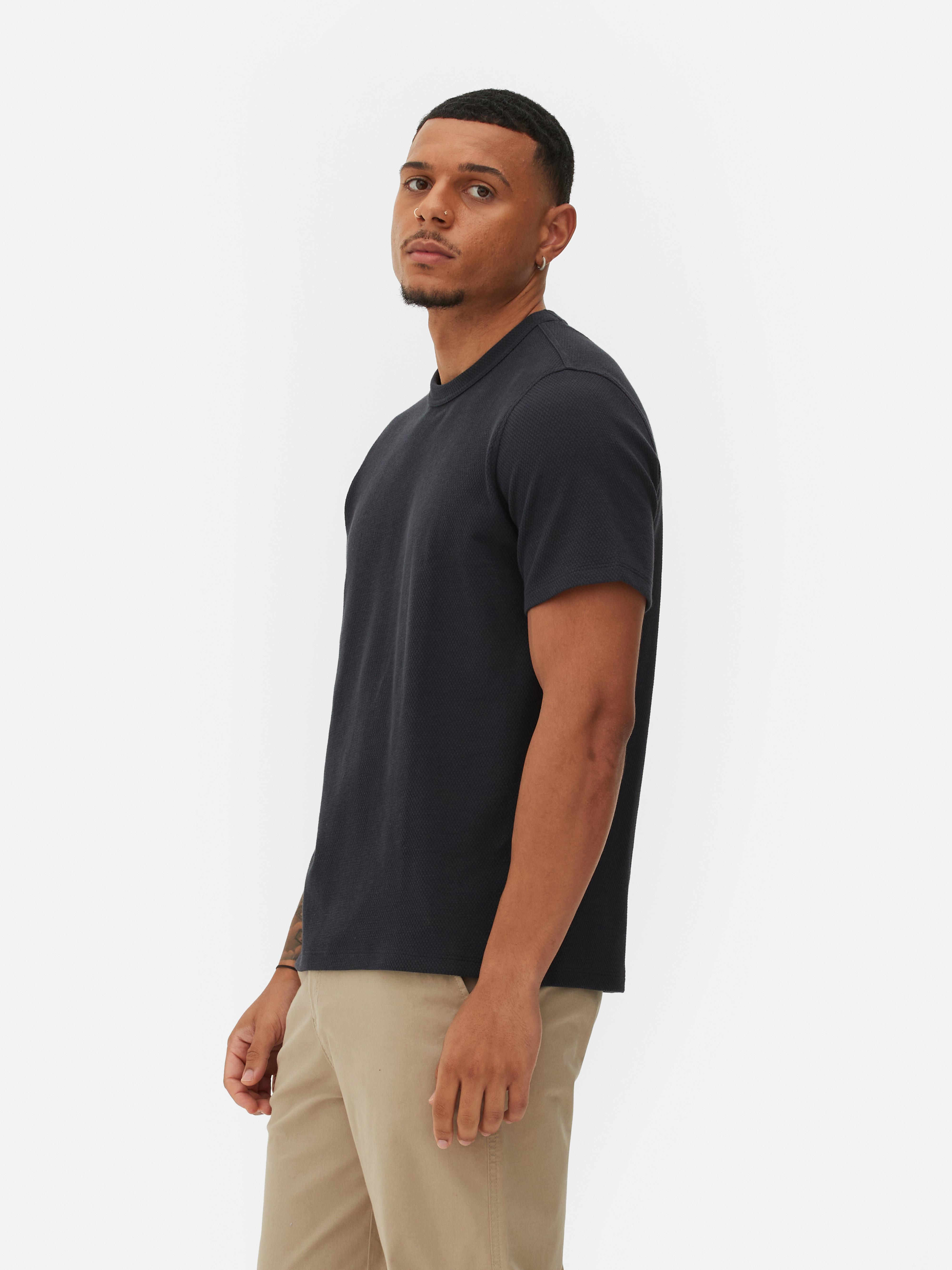 T-Shirt mit Wabenstruktur Ein T-Shirt mit Rundhalsausschnitt, kurzen Ärmeln und Wabenmuster