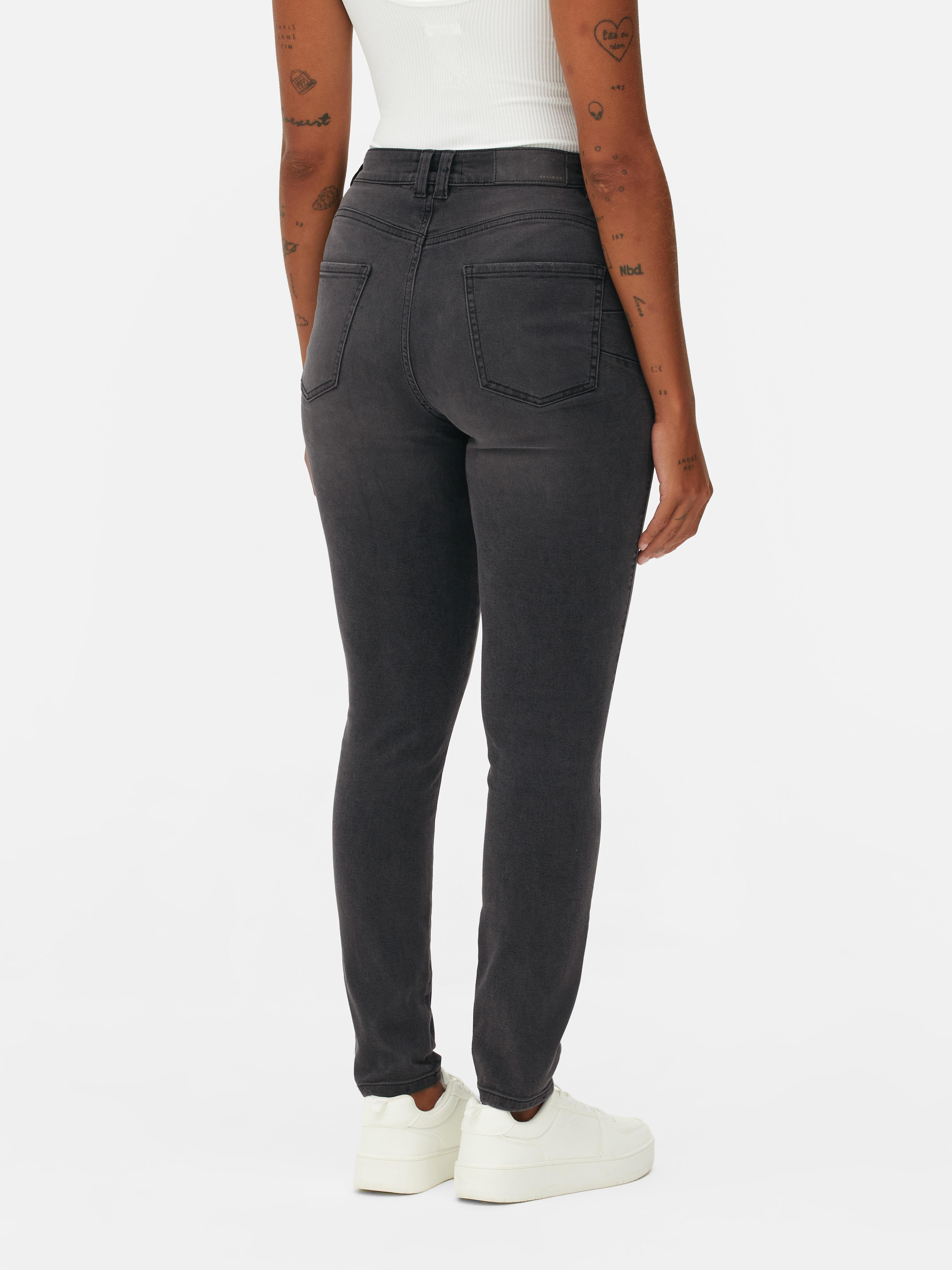 Jeans skinny modellanti. Jeans skinny con passanti per cintura, chiusura con bottone e dettagli sulle tasche.