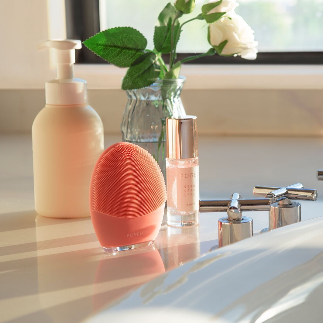 FOREO LUNA™ Masažer za obraz za uravnotežen ten – 1 kos