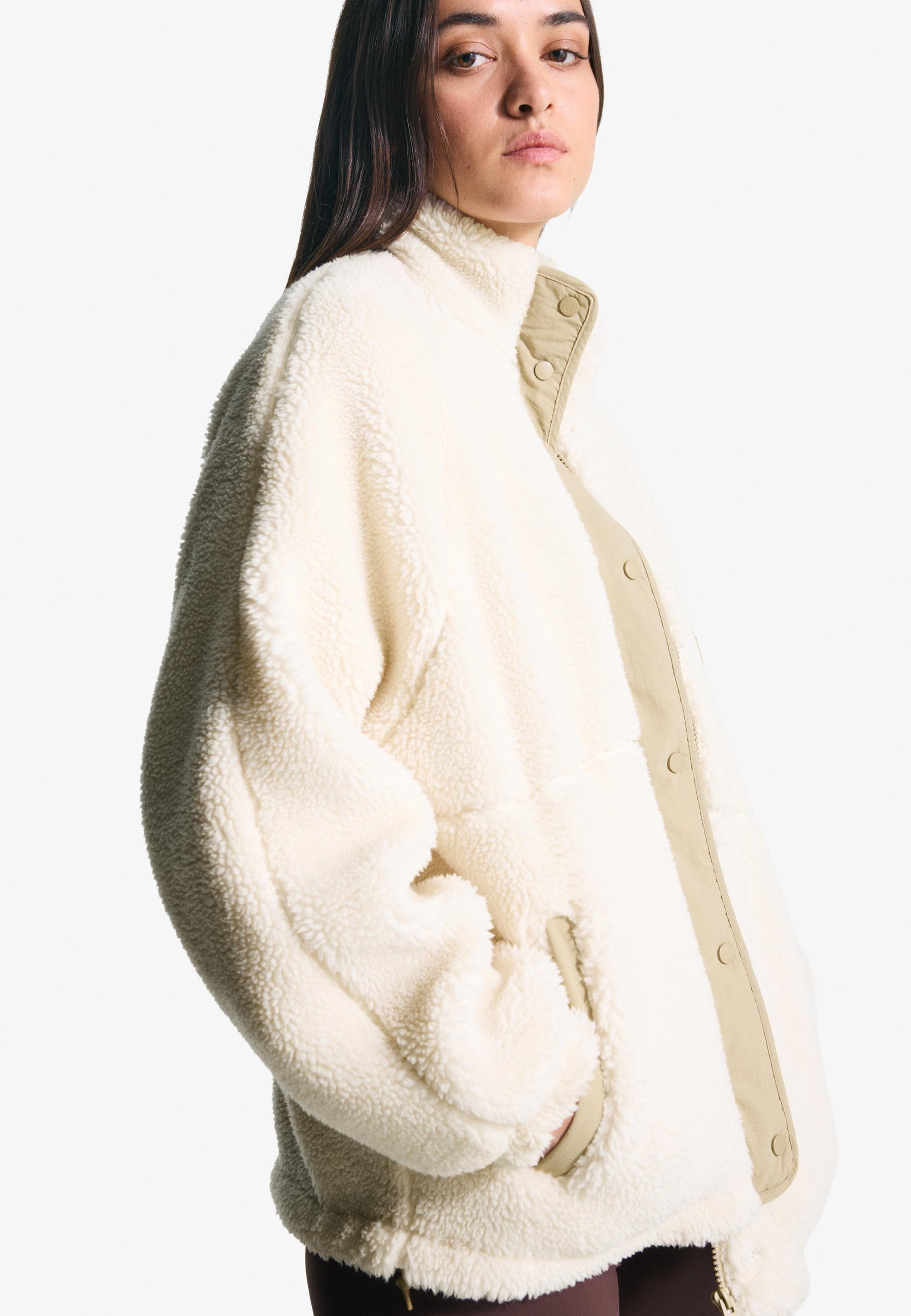 Giacca in pile Bershka - beige