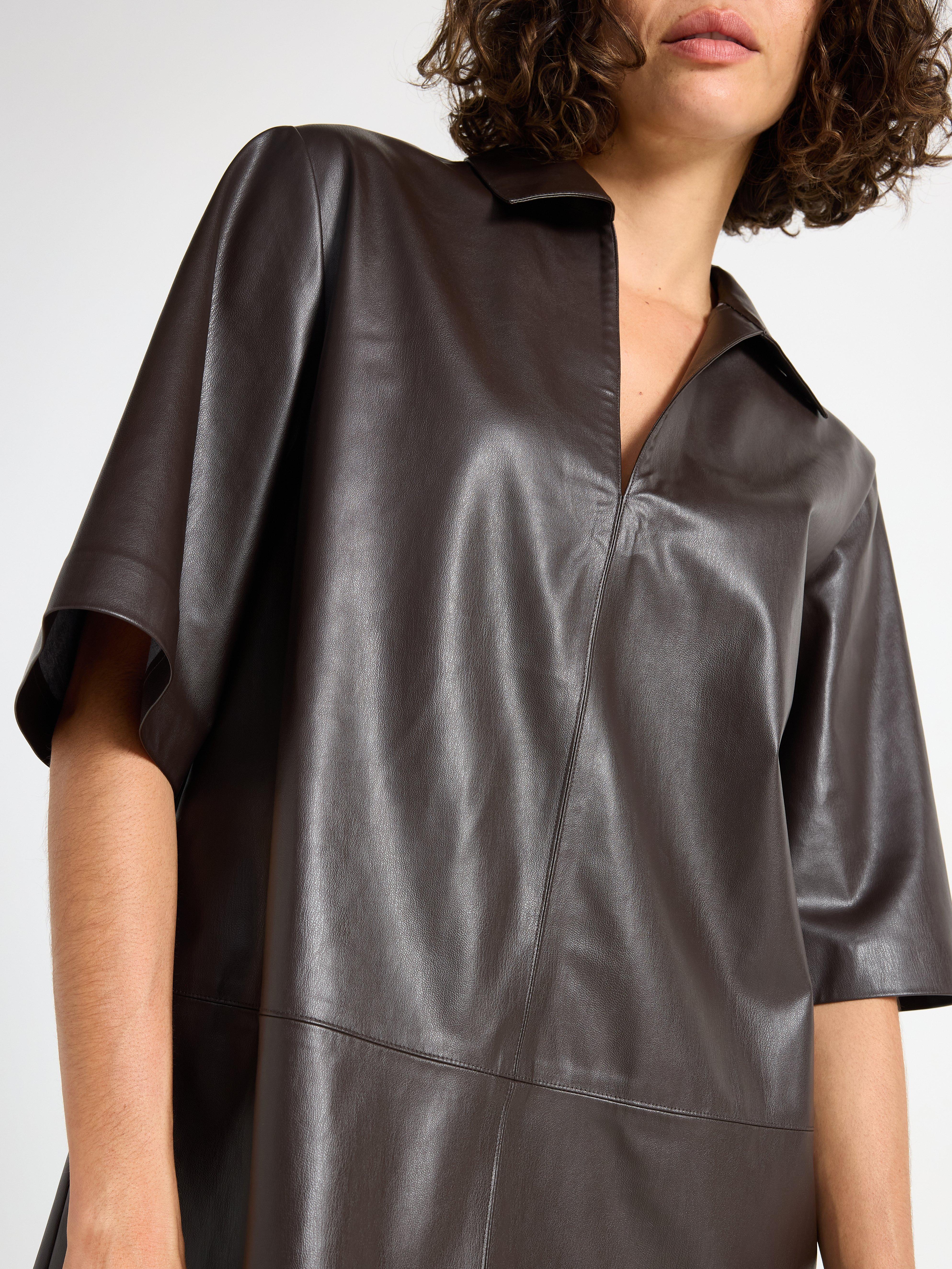 Minivestido de imitación de piel marrón oscuro
