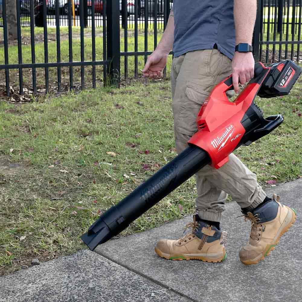 MILWAUKEE 18V FUEL™ Akku-Laubbläser mit zwei M18F2BL0 Akkus