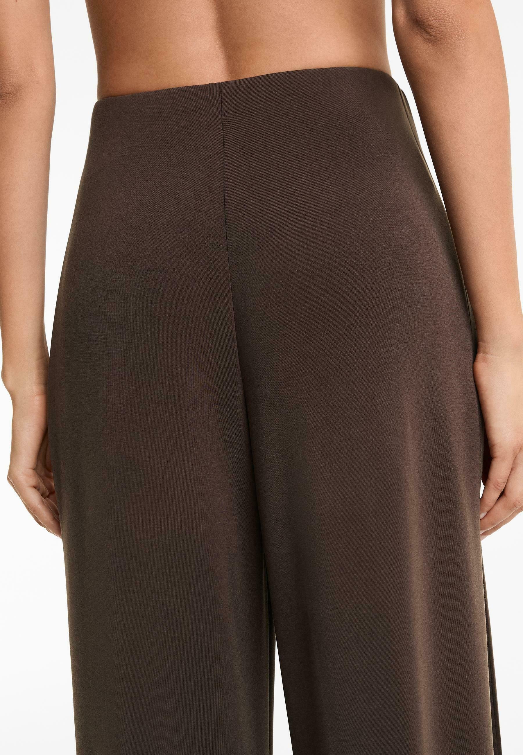 Pantalon OYSHO à jambes larges et plis latéraux, doux au toucher - marron foncé