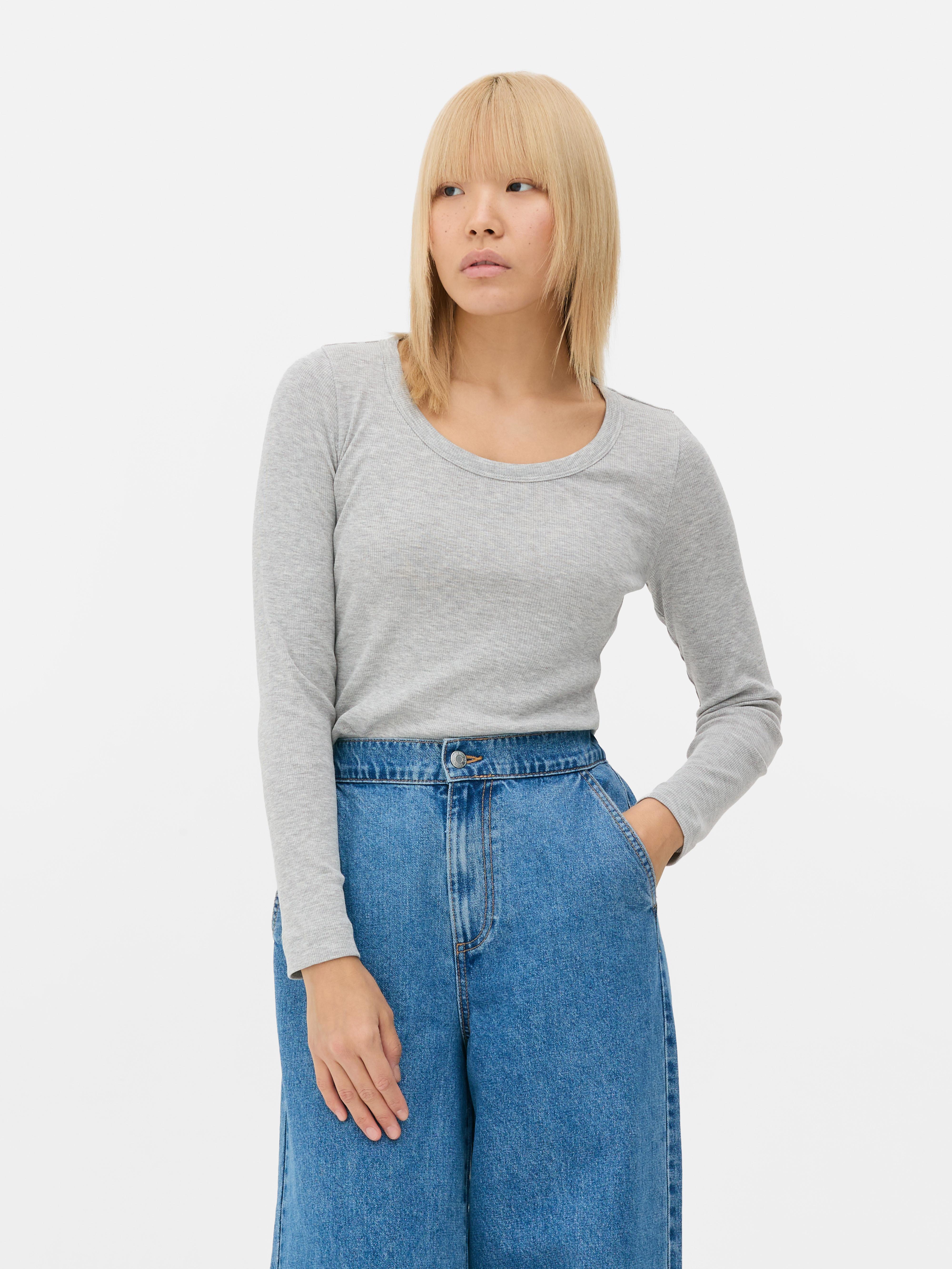 Top cu mânecă lungă și decolteu în U. Acest tricou clasic casual cu mânecă lungă poate fi purtat ca un strat sau individual.