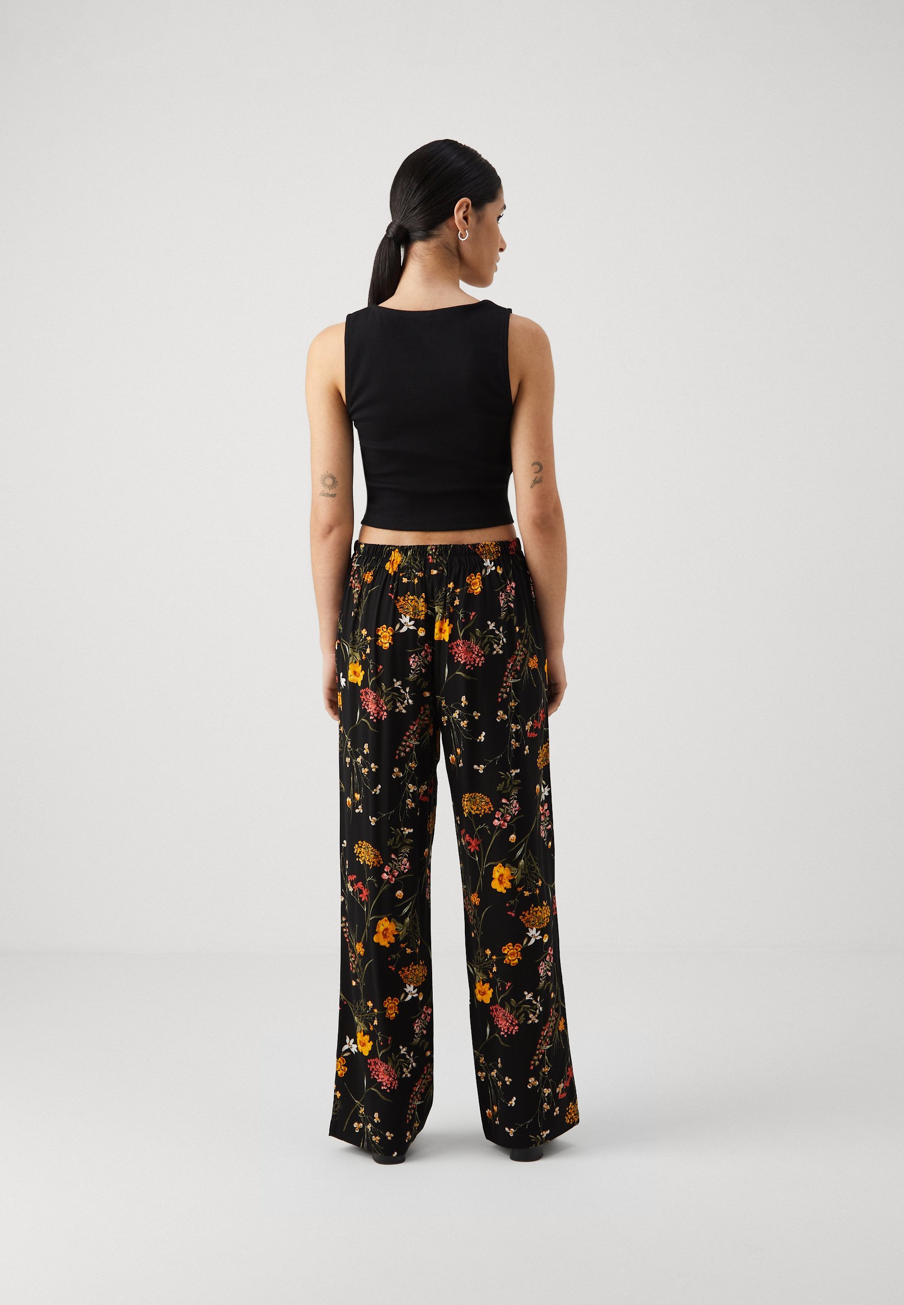Vero Moda Petite VMEASY WIDE PANTS LEO PRINT - Broek - zwart