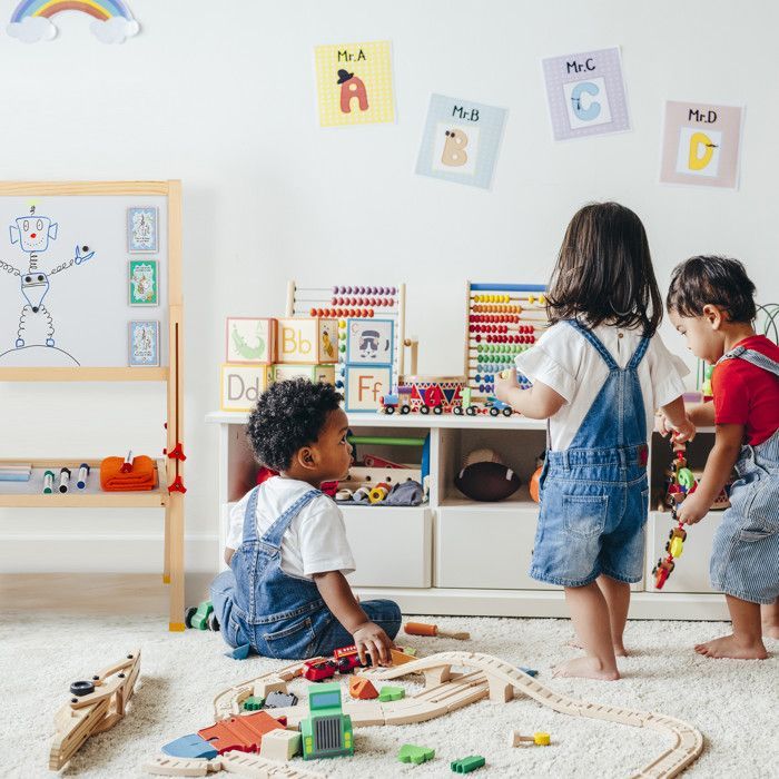 Caballete infantil Relaxdays de altura ajustable; magnético, de madera, blanco y pizarra, 81-104 x 45 x 42 cm, natural.