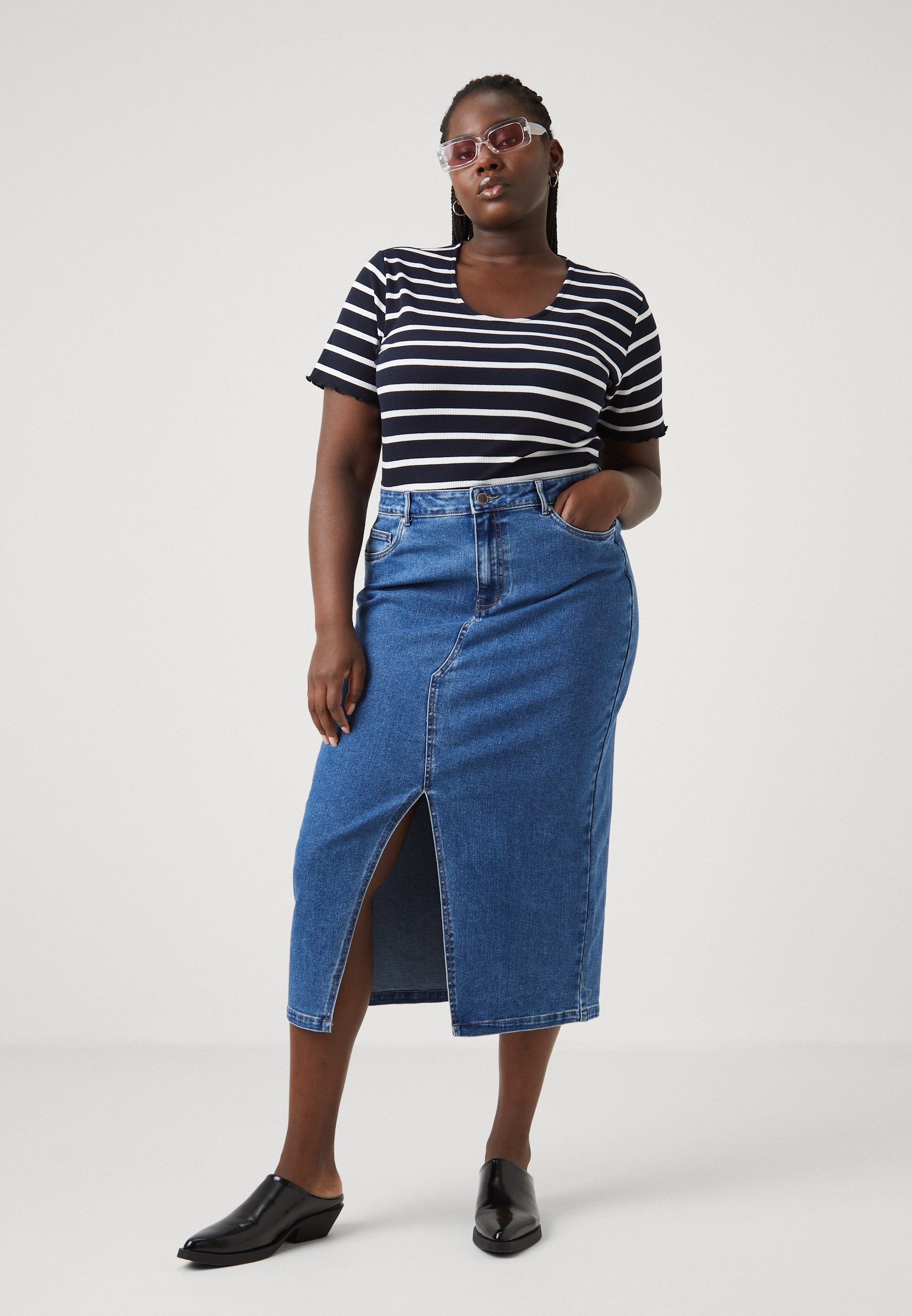 ONLY Carmakoma CARSIRI FRONT SLIT - Bleistiftrock - mittelblauer Denim