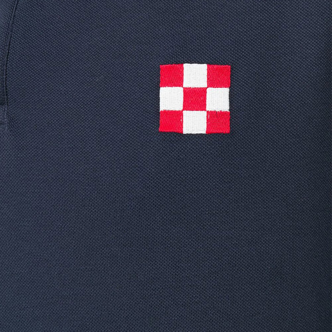 Kinder-Piqué-Poloshirt mit Stickerei auf der Vorderseite und Aufdruck auf der Rückseite.