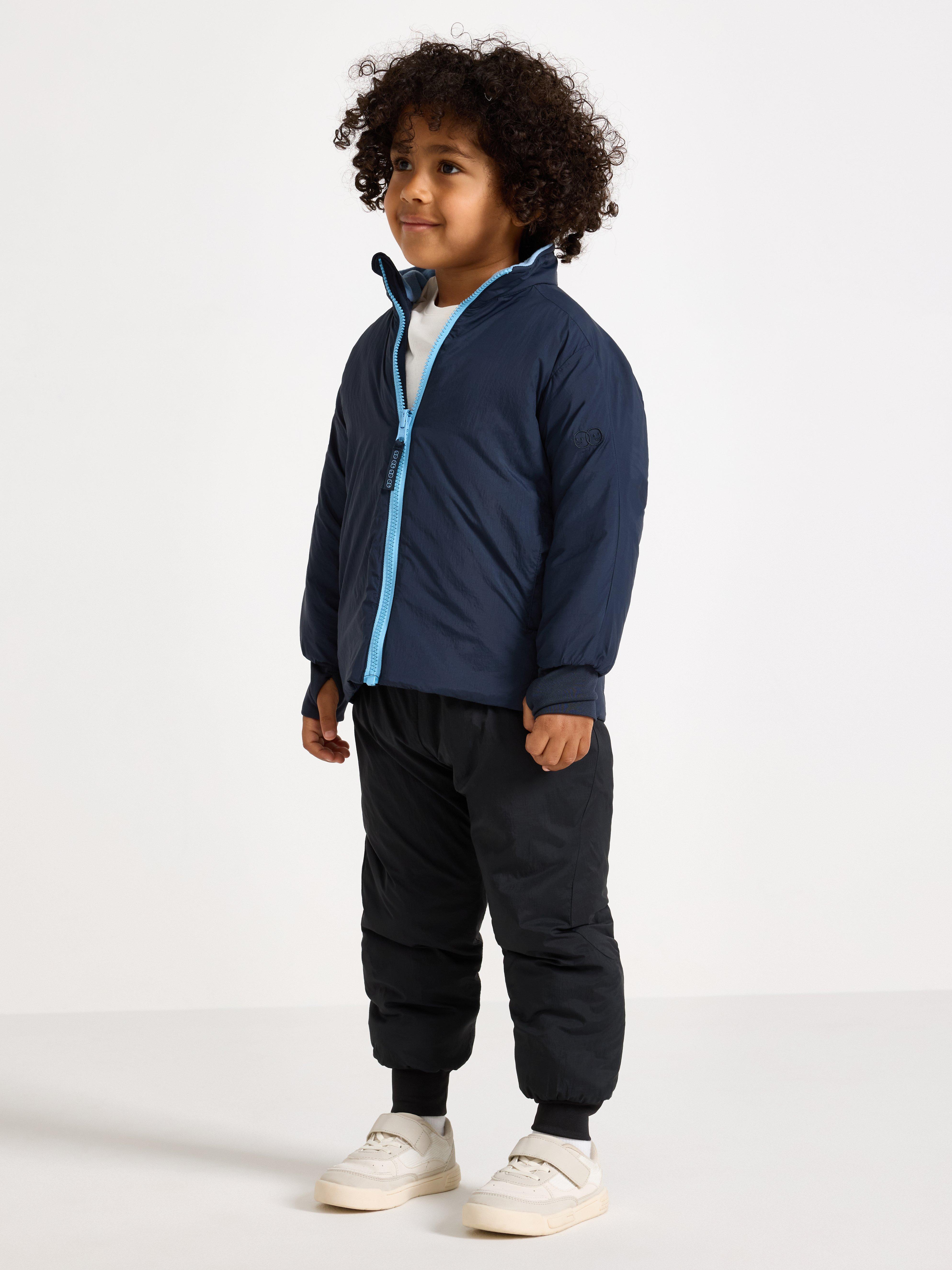 Chaqueta ligera acolchada e impermeable – Ropa deportiva infantil, color azul marino oscuro.