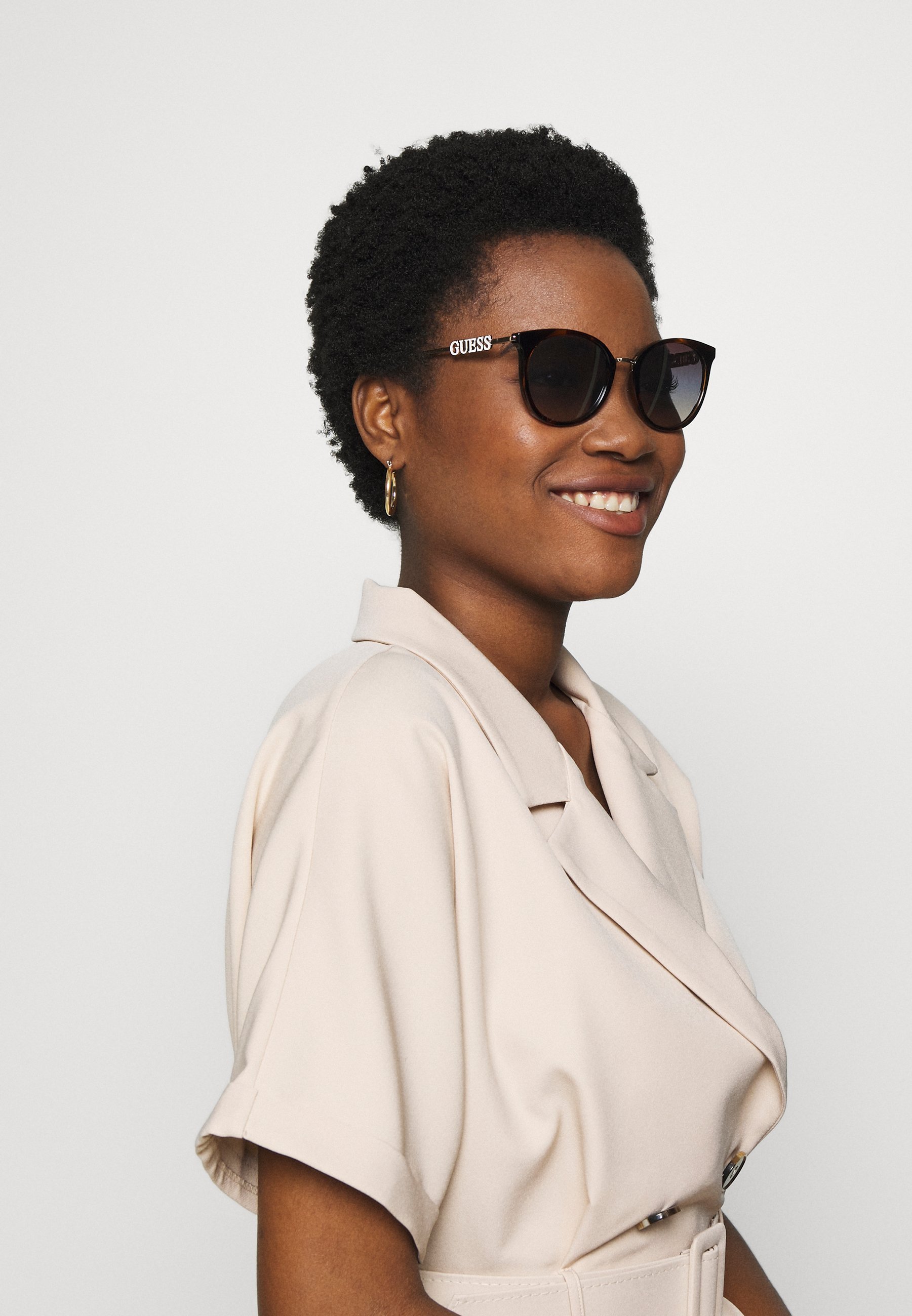 Lunettes de soleil Guess - noires