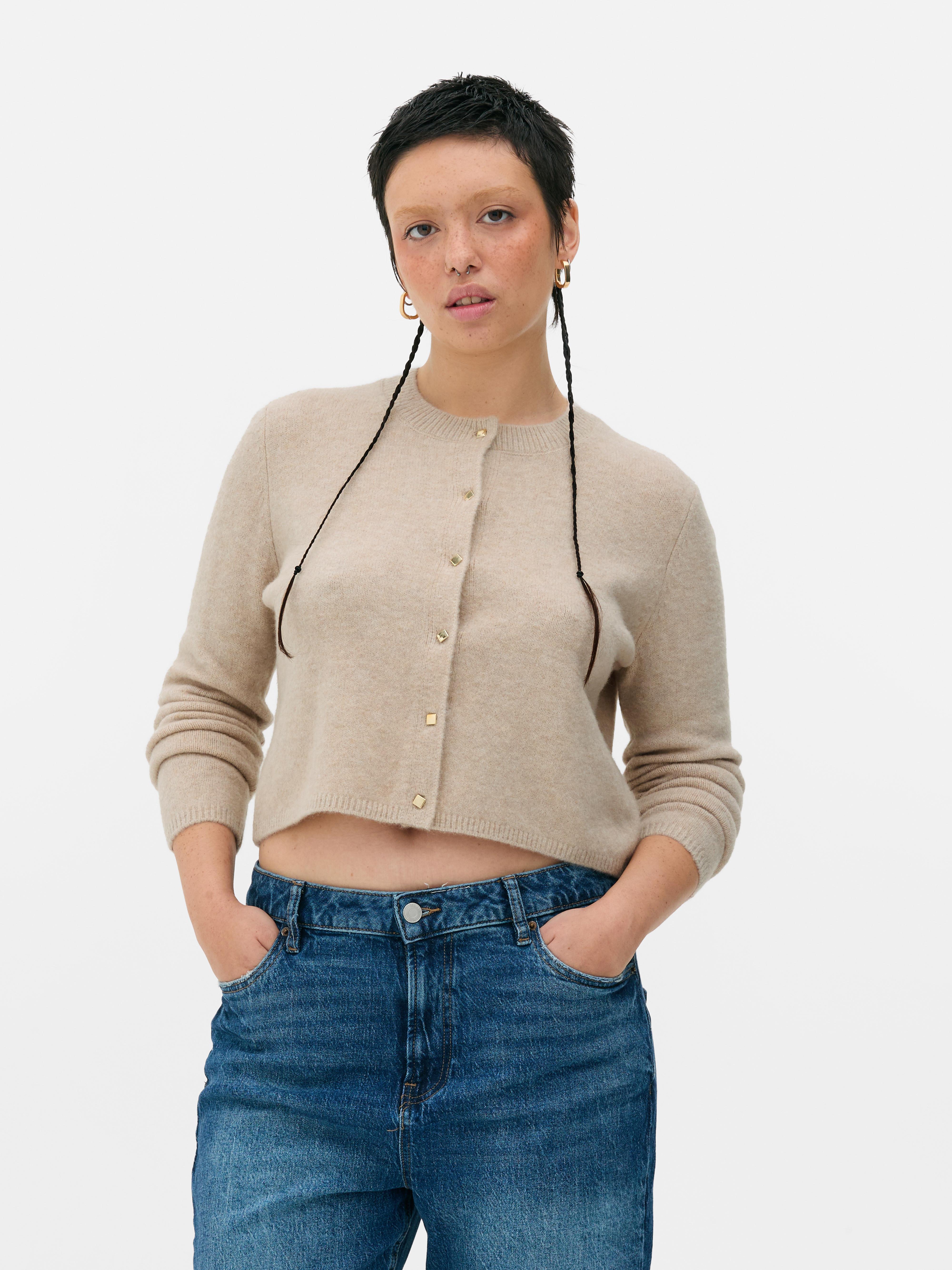 Cardigan lavorato a maglia con bottoni. Questo cardigan lavorato a maglia con bottoni è il tocco caldo perfetto per i tuoi outfit.