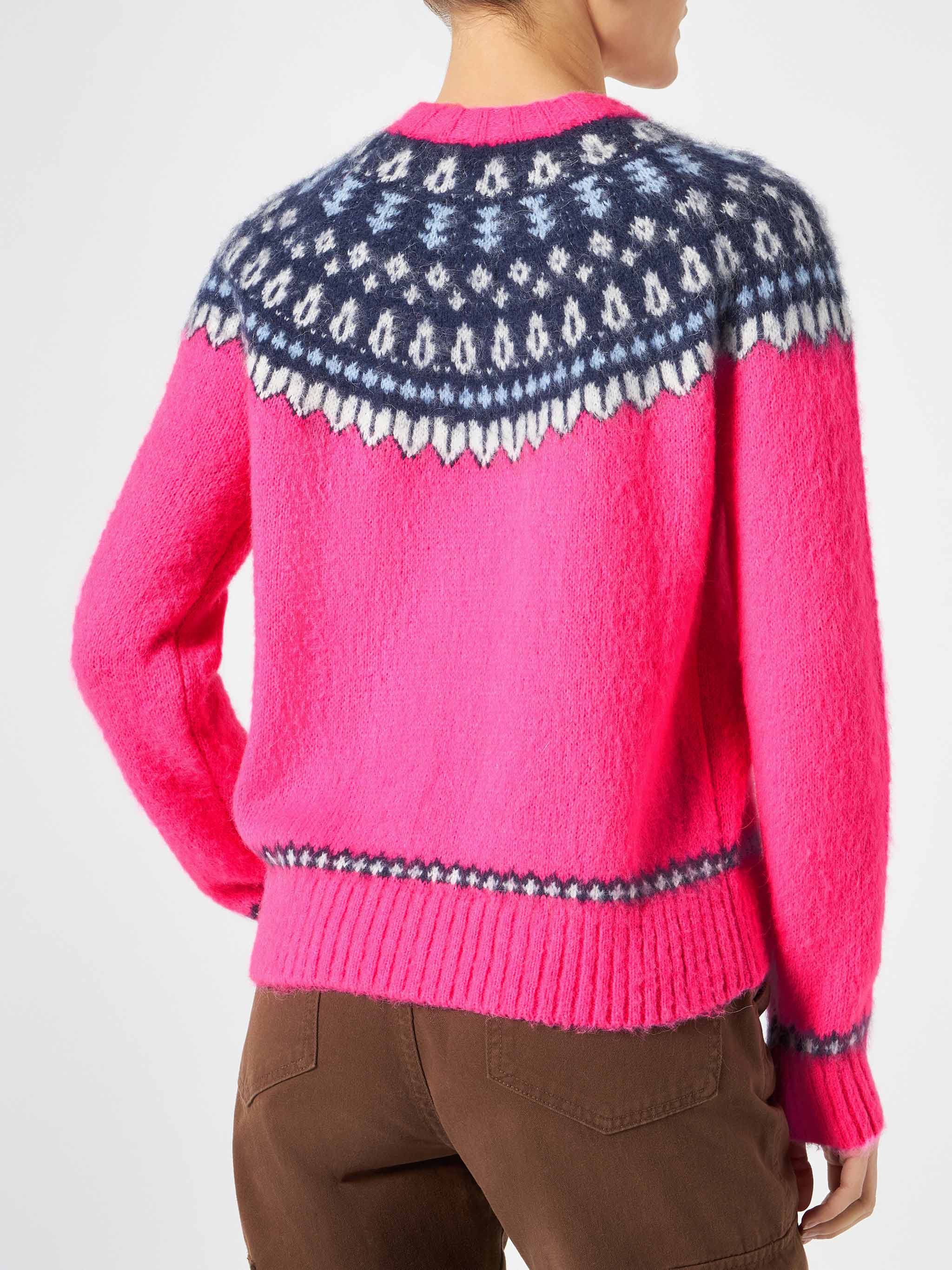 Damestrui met ronde hals en jacquardpatroon in Scandinavische stijl in neonroze.