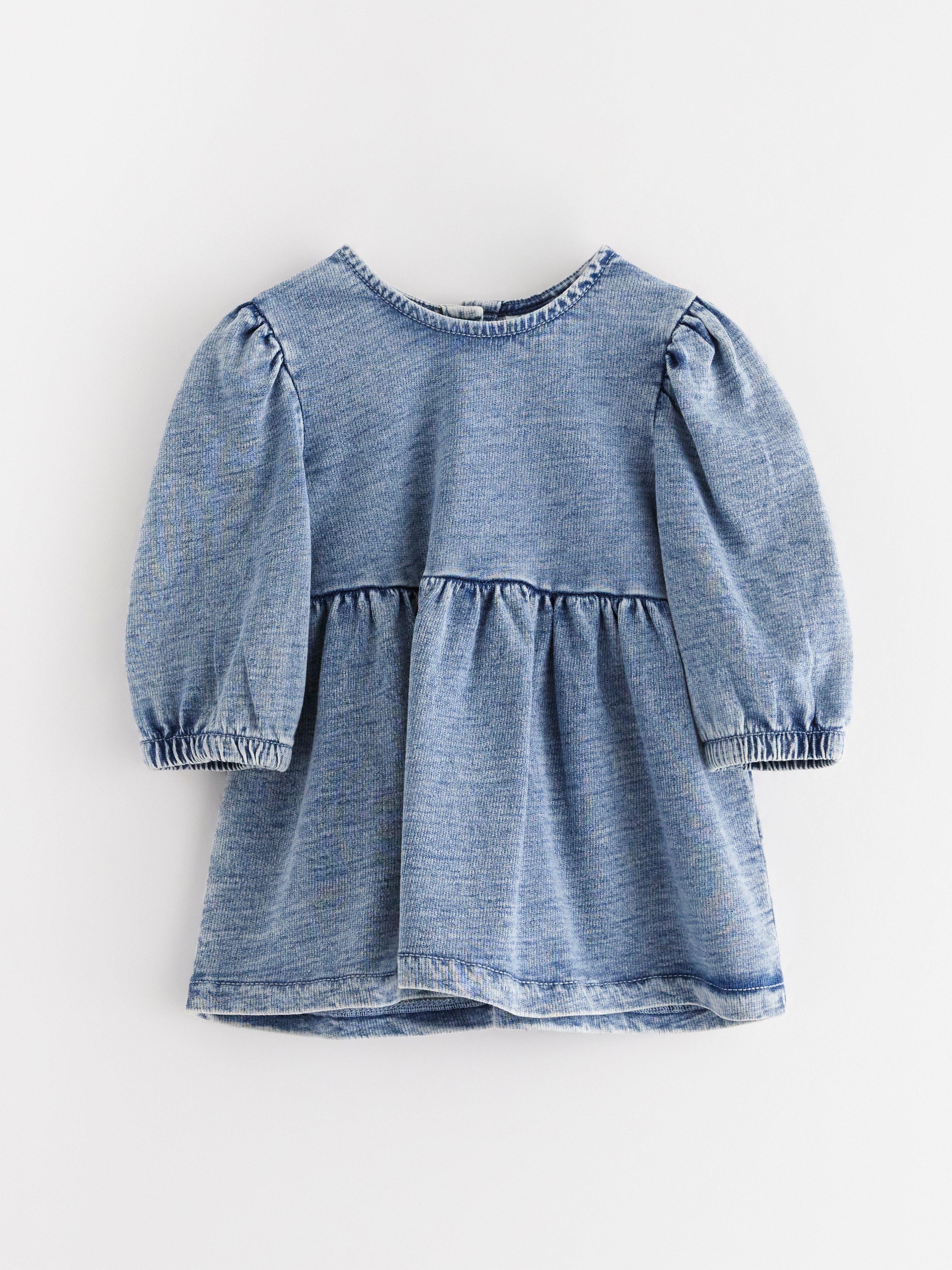 Vestido de punto vaquero. Denim claro.