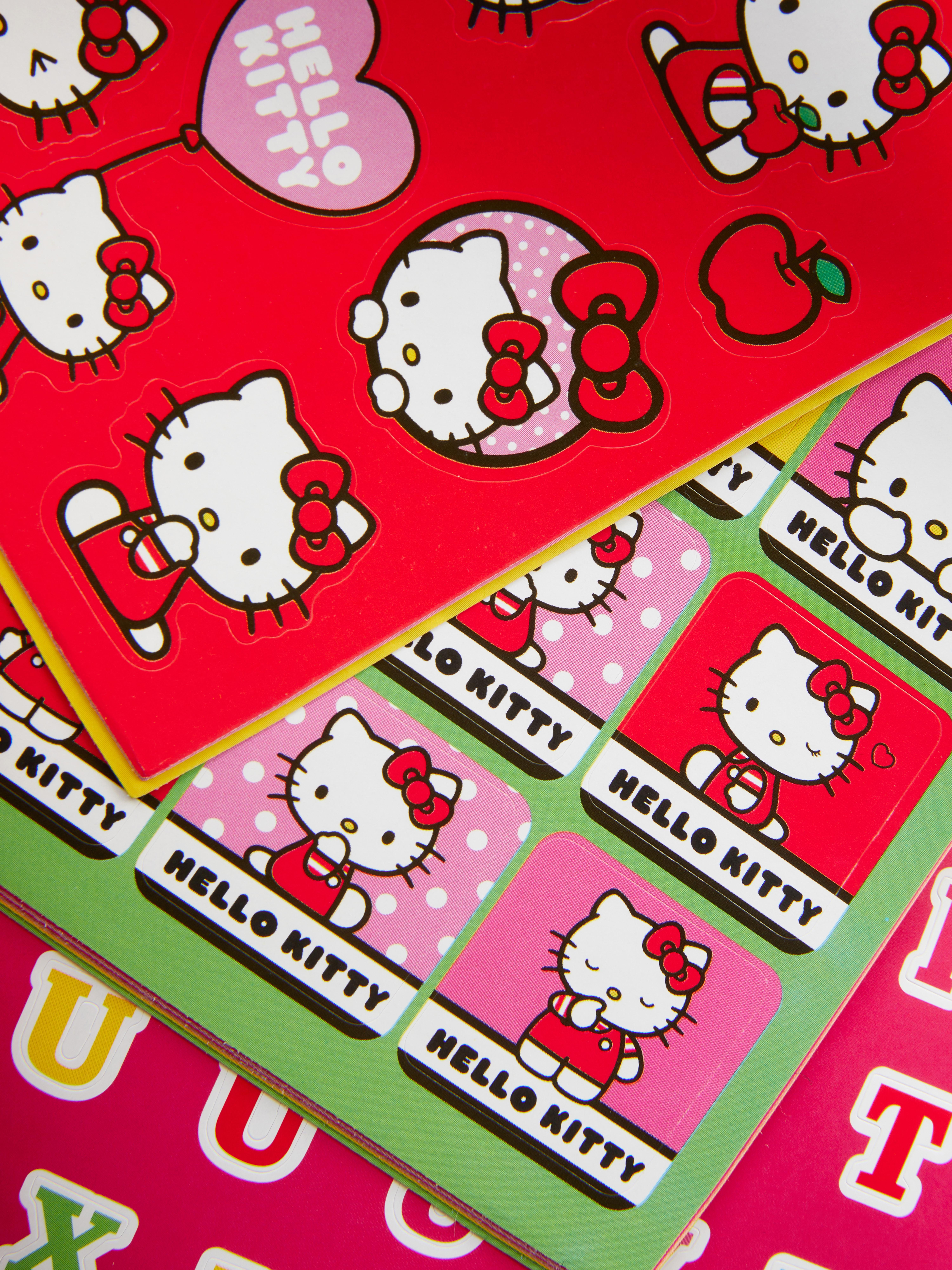Hello Kitty matricaalbum Több mint 500 Hello Kitty matrica praktikus könyv formátumban