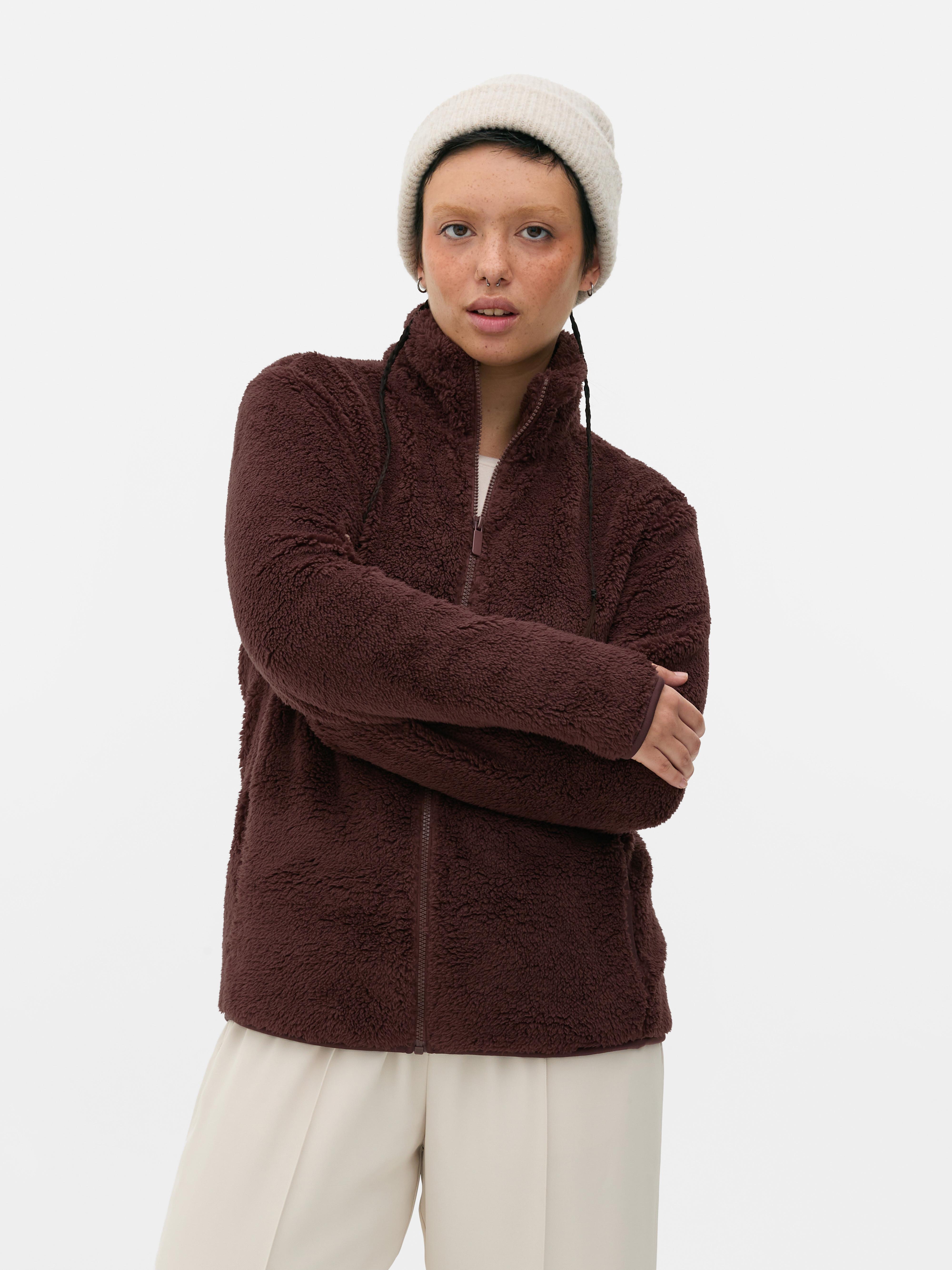 Jachetă din fleece moale cu fermoar. O jachetă moale din fleece cu mâneci lungi, guler ridicat și fermoar pe toată lungimea.