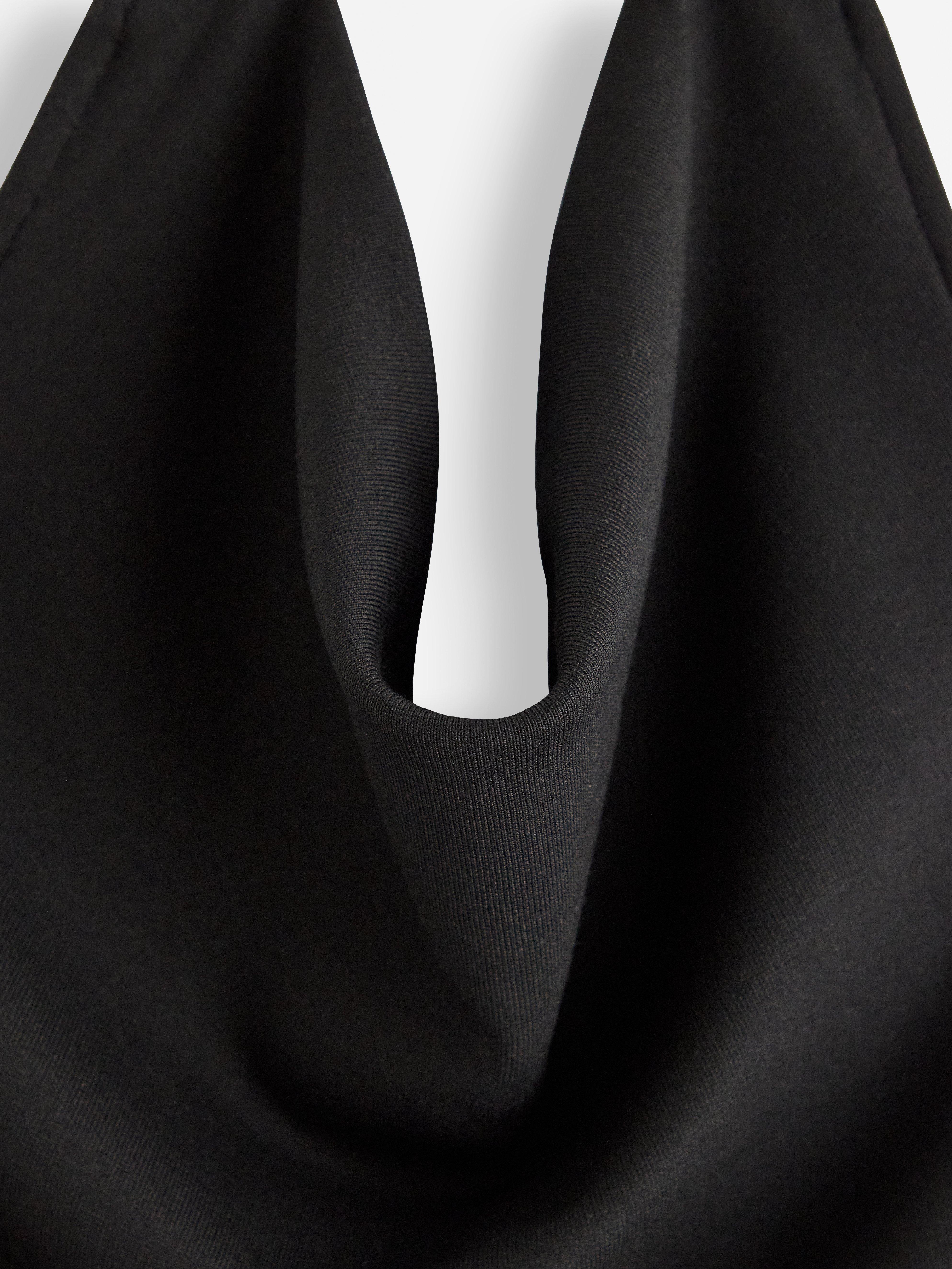 Top de cuello halter negro