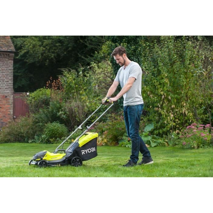 Cortador de grama e aparador sem fio RYOBI One+ RLM18X33B40, 18V, largura de corte de 33cm, 1 bateria de 4Ah e carregador incluídos.