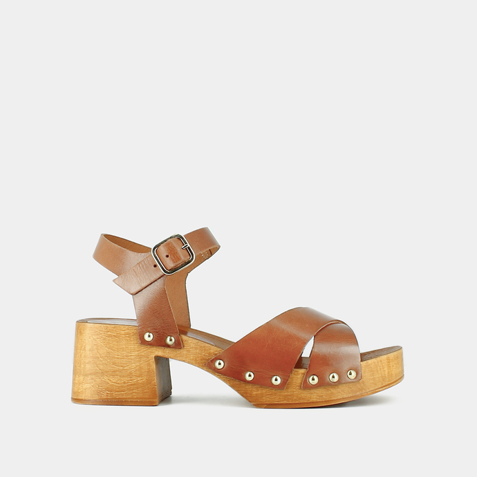 Sandales à clous et brides croisées  en cuir cognac