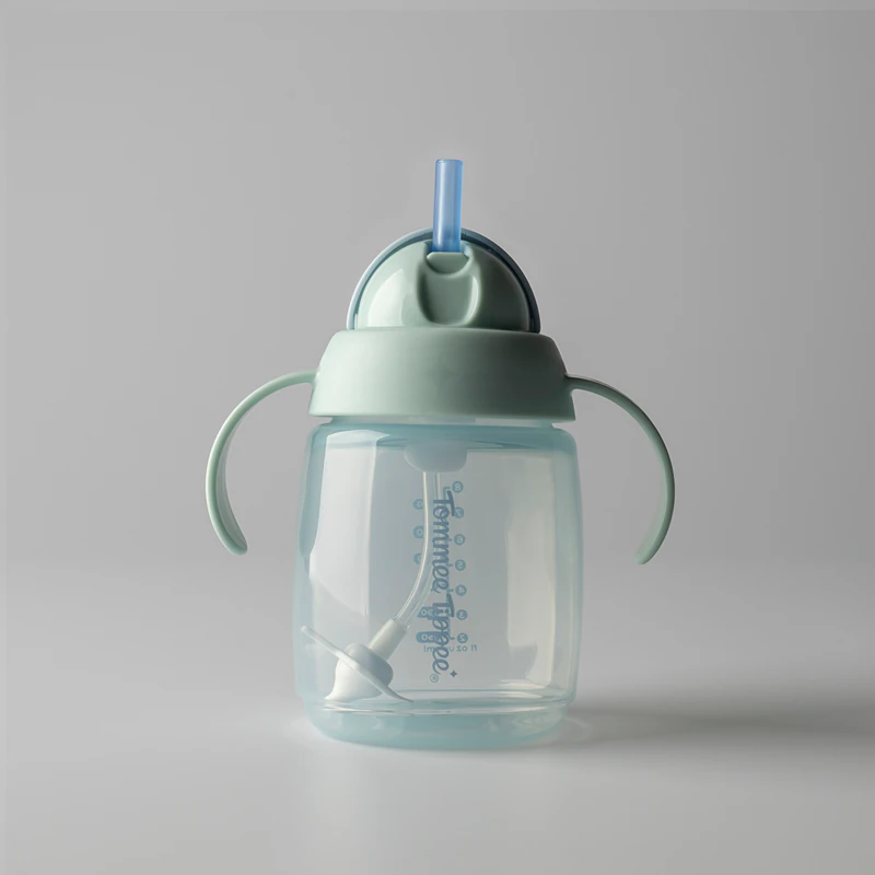 Copo de treinamento com canudo e peso Tommee Tippee Trainer.