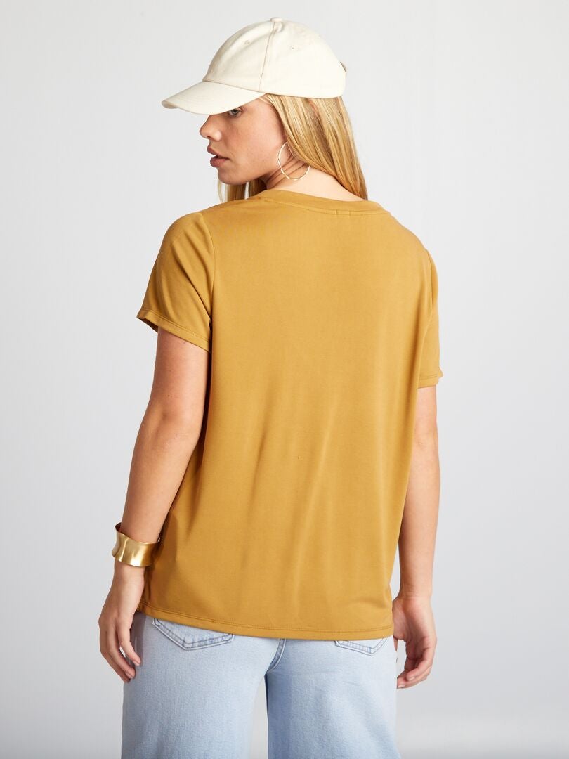 Camiseta elástica con cuello en V - ROJA