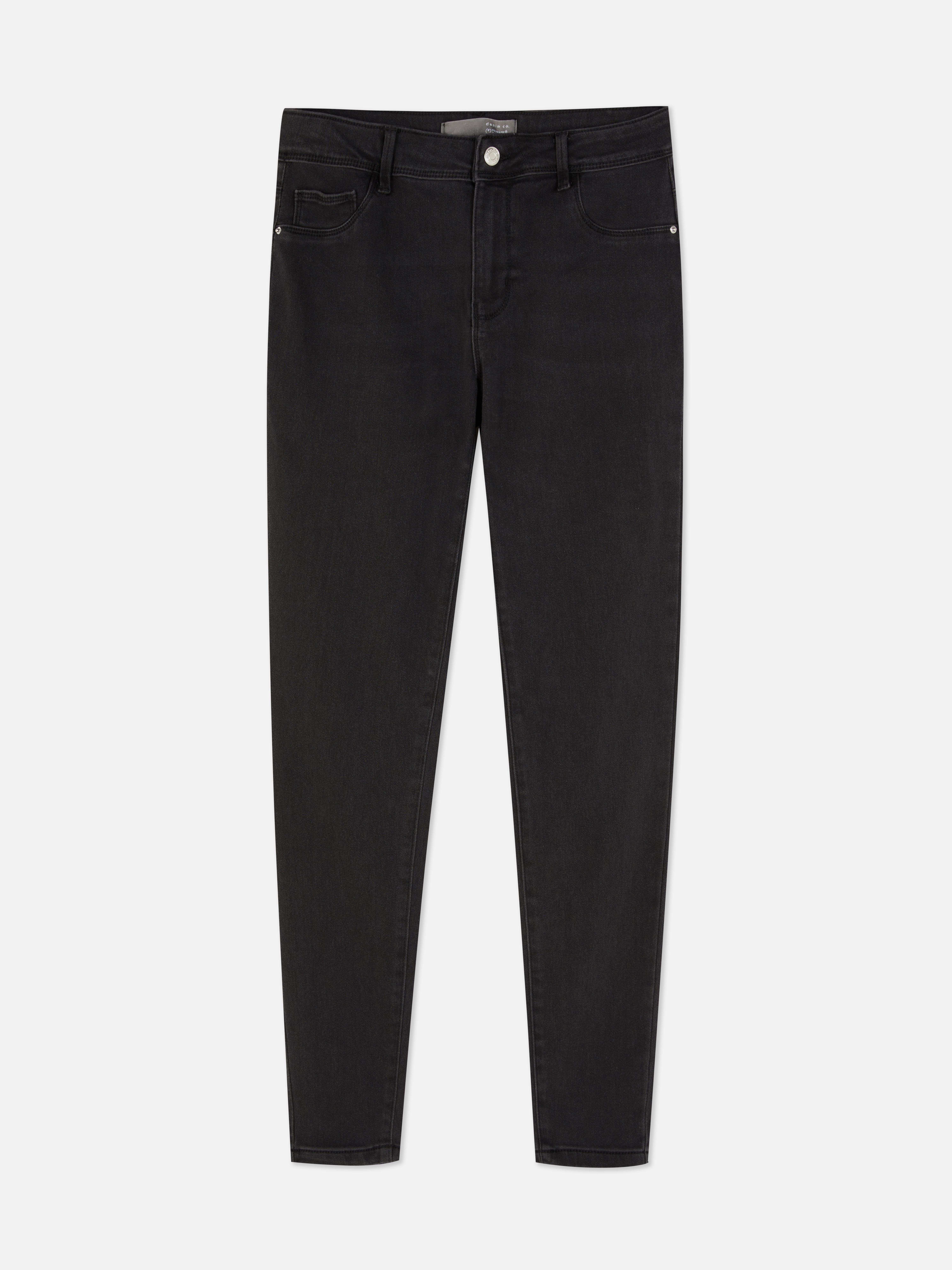 Blugi skinny simpli cu talie medie. Blugii sunt un must-have, iar noi adorăm acest stil mulat.