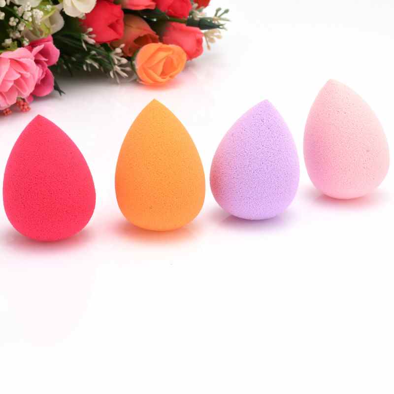 Lot de 4 éponges à maquillage professionnelles en forme de goutte d'eau pour un teint parfait.