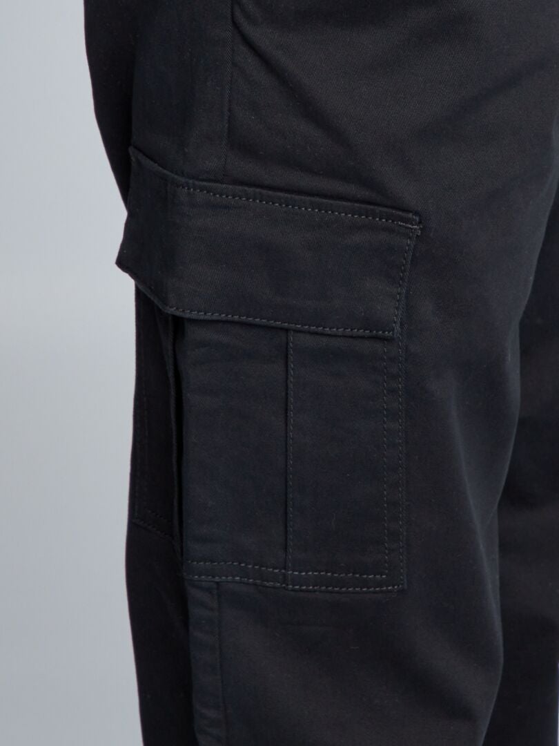 Calça reta com bolsos laterais +190 cm - L36 - preta