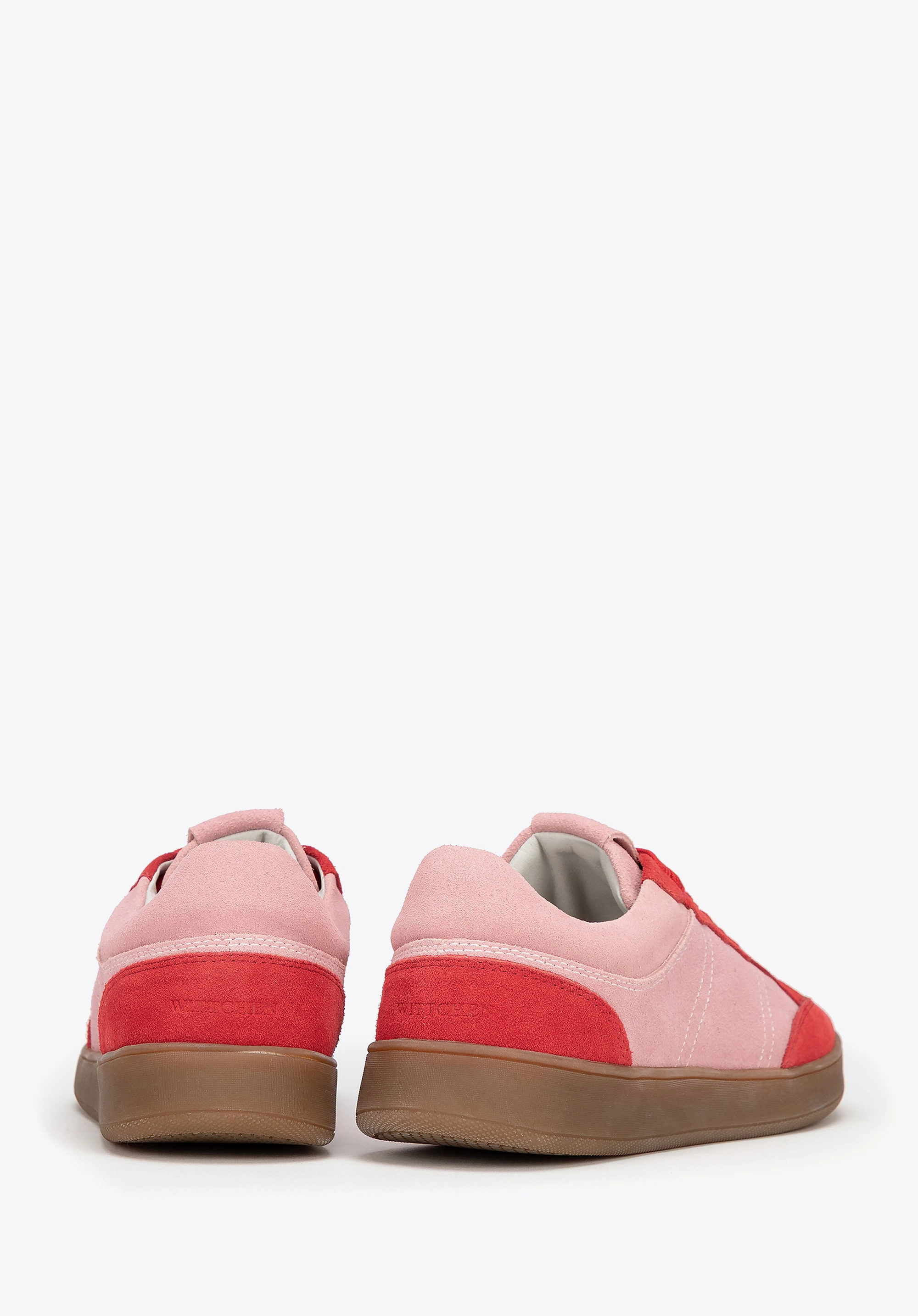 Zamszowe sneakersy z kontrastowymi elementami różowo - czerwone