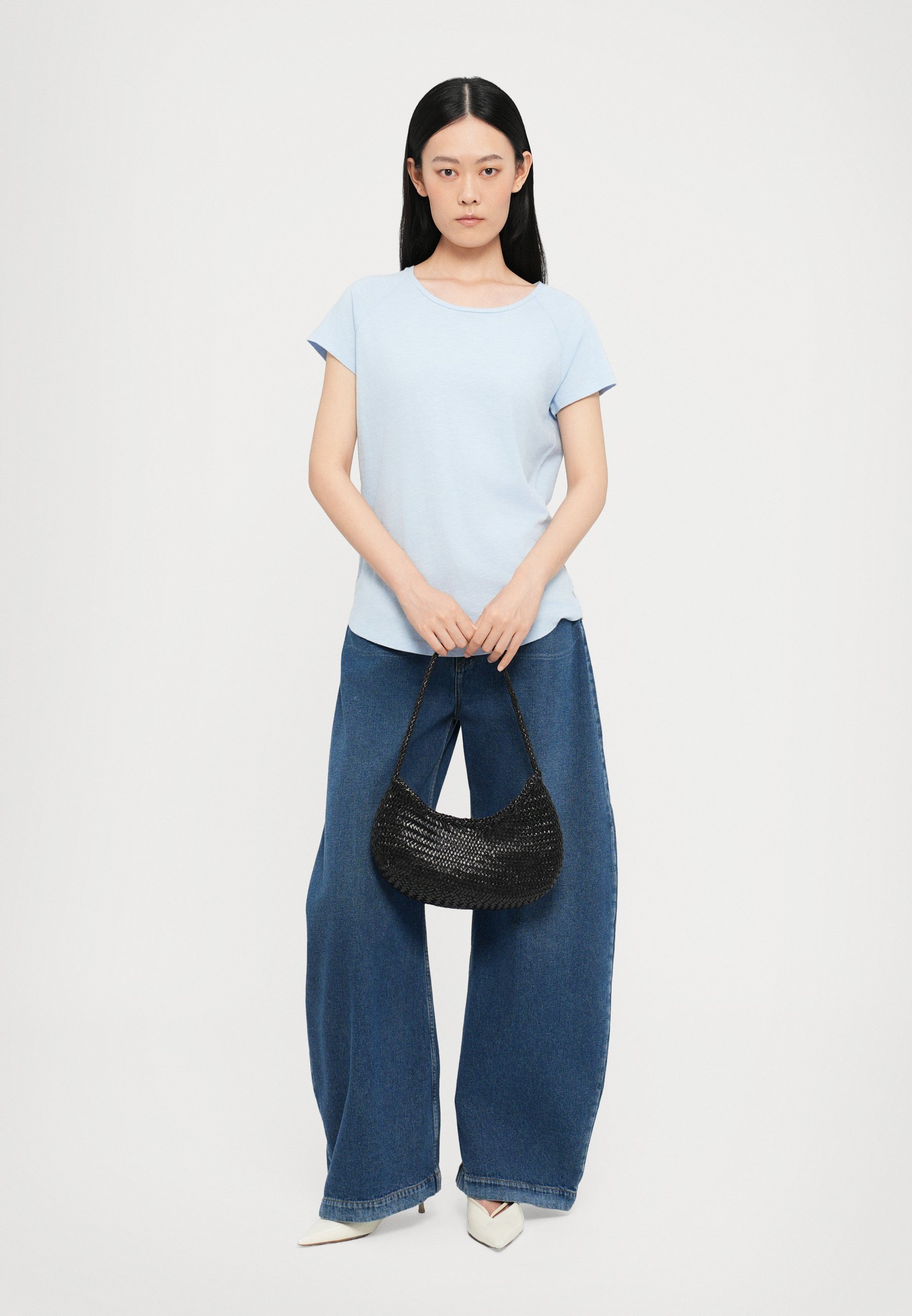 T-shirt basic CHIUSA - azzurro polvere