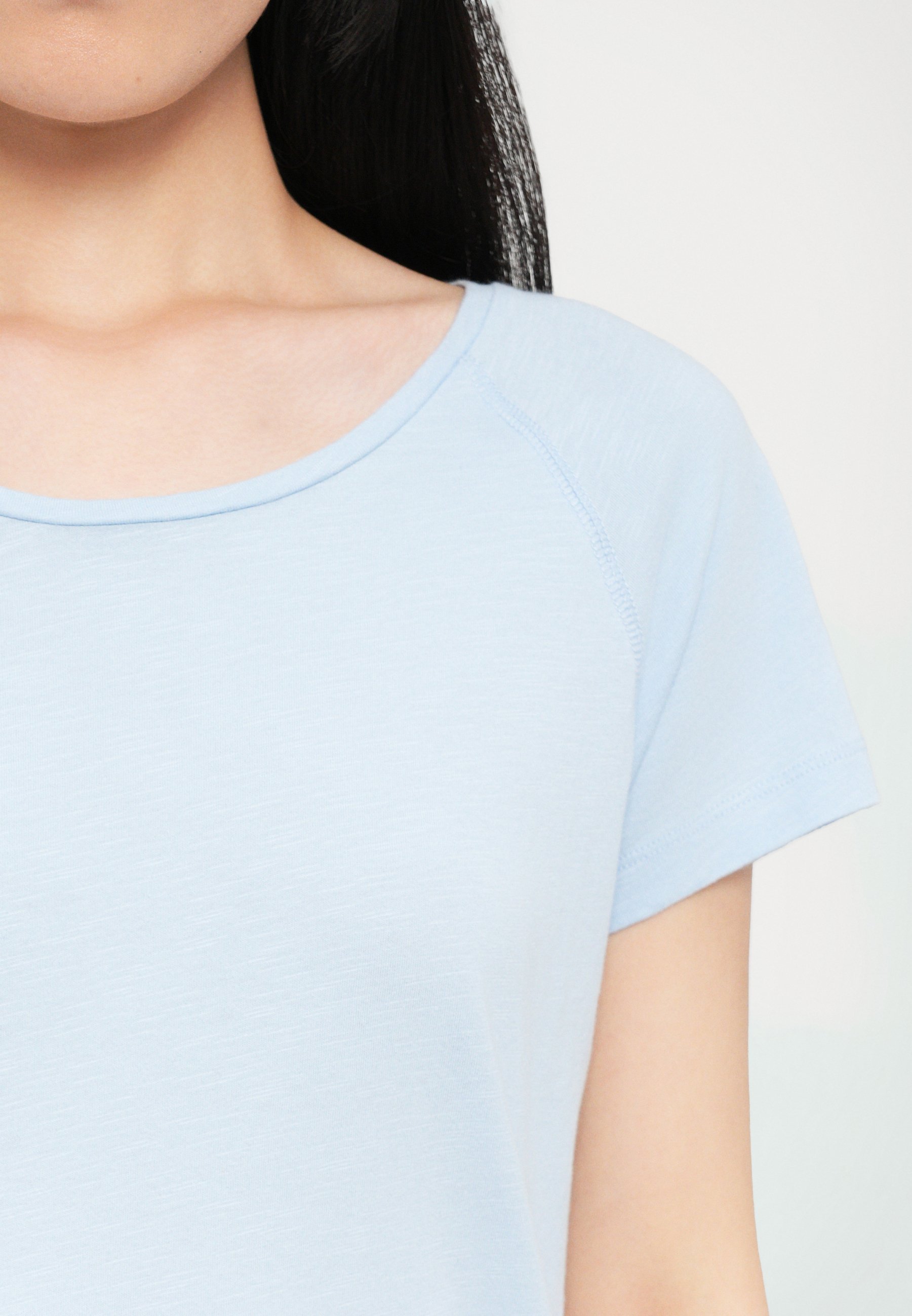GESLOTEN Basic T-shirt - lichtblauw