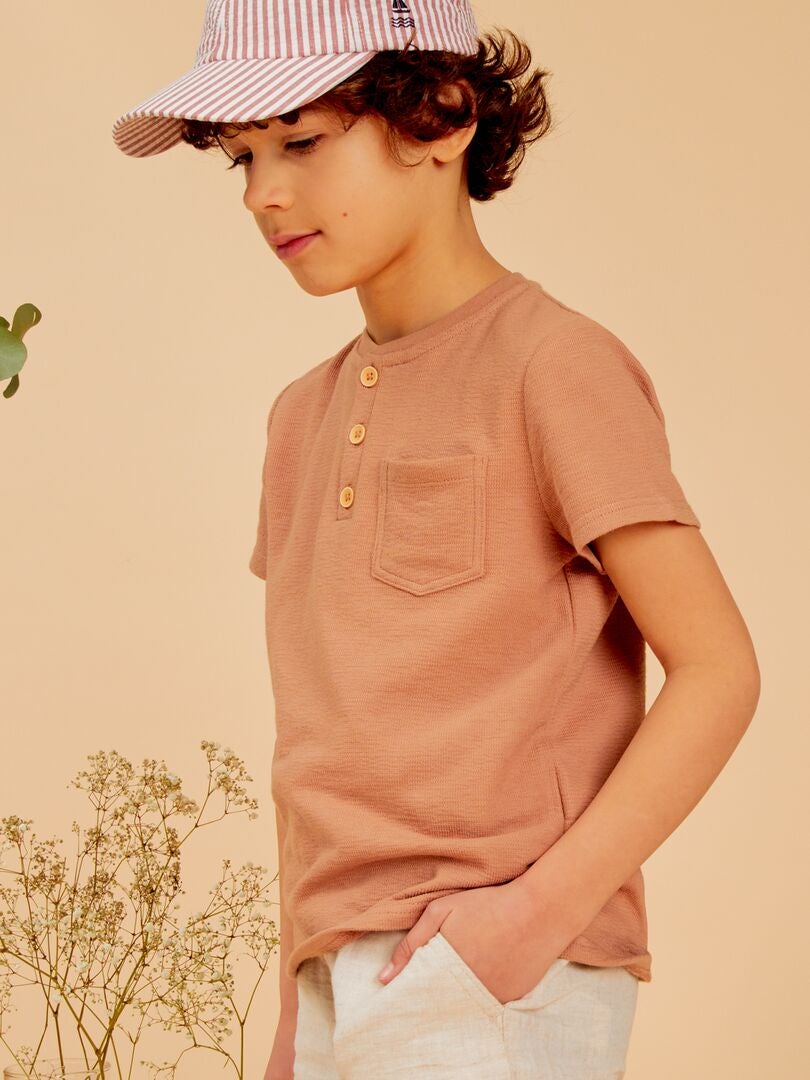 Camiseta de algodão com gola henley - MARROM