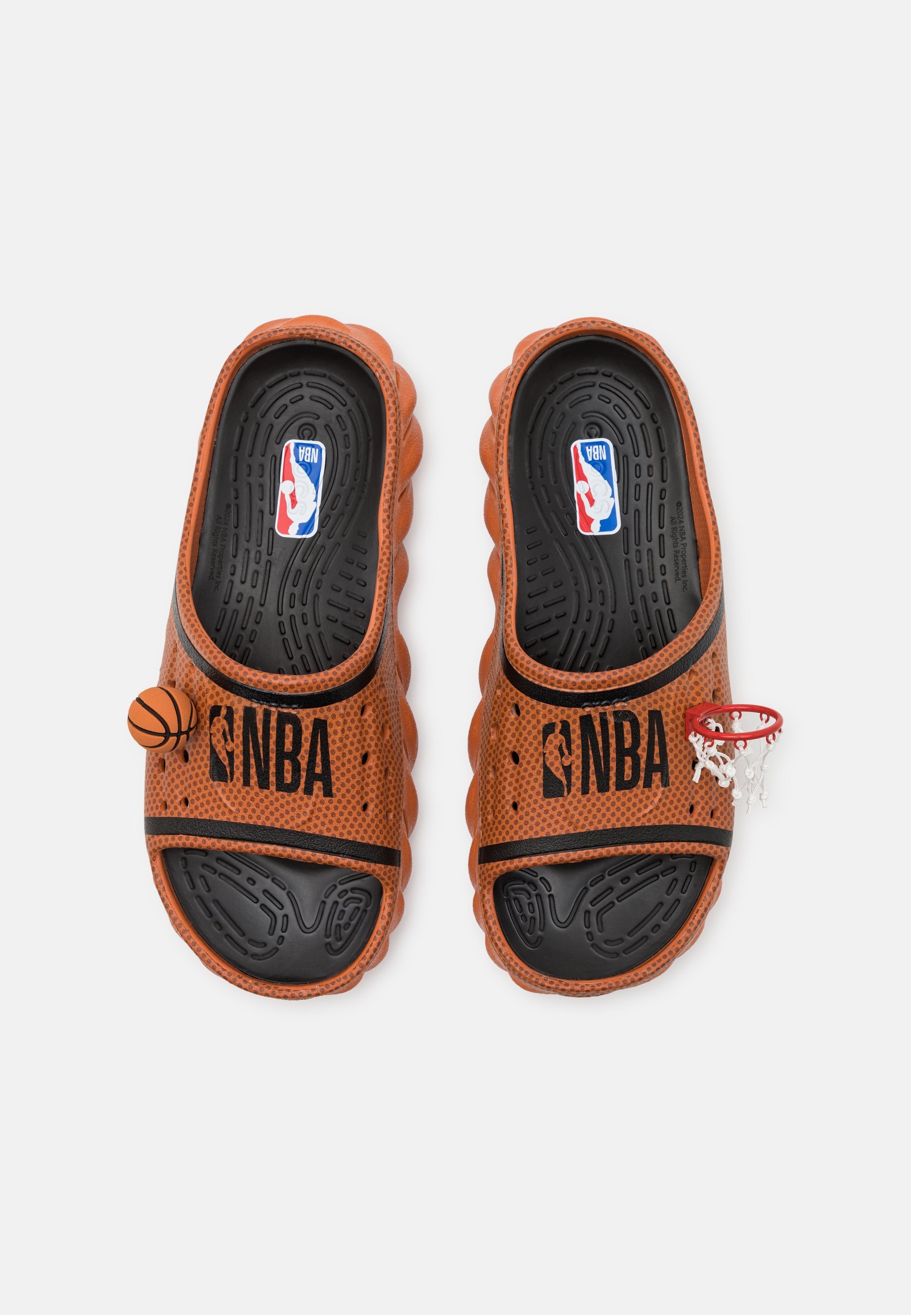 Crocs NBA ECHO SLIDE UNISEX - Ciabatte da piscina - terra di Siena