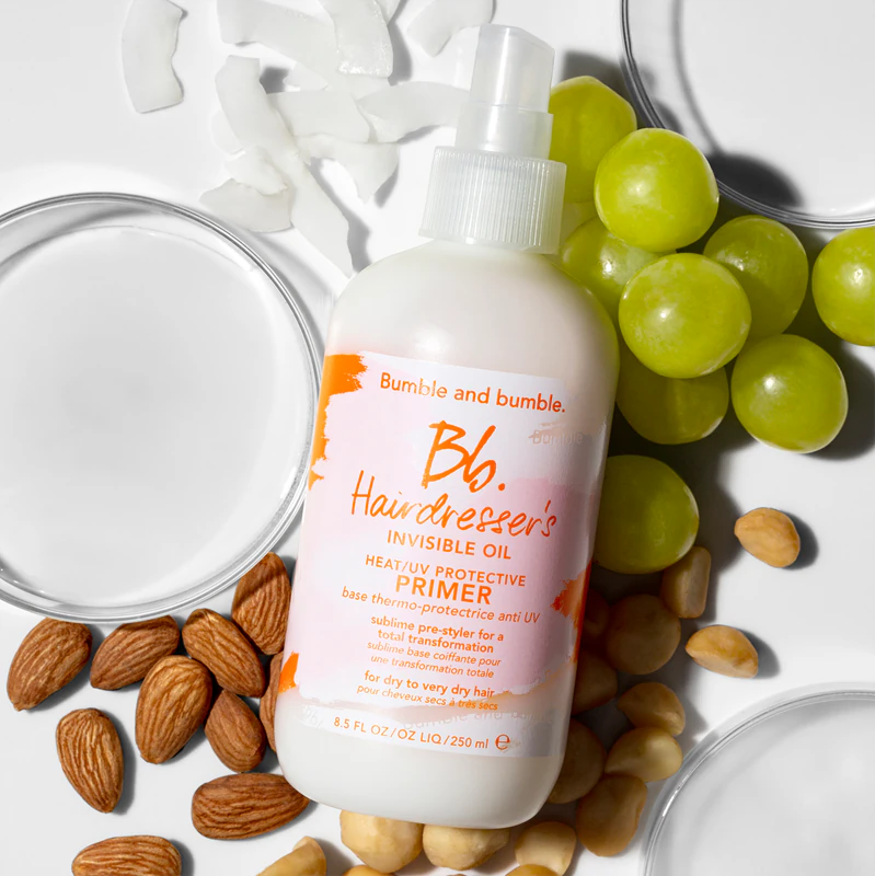 Use o spray Bumble and bumble Hairdresser's Invisible Oil Heat/UV Protective Primer antes de estilizar para um cabelo com aparência impecável.
