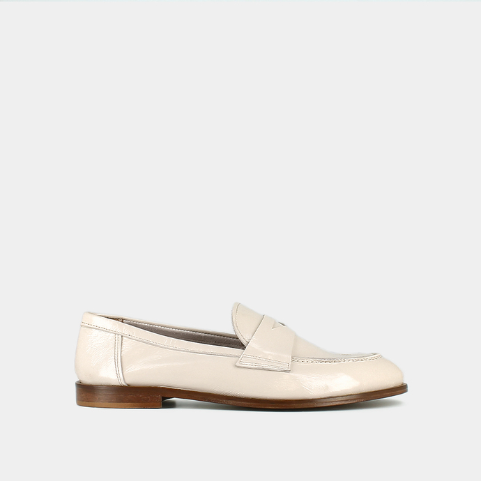 Mocassins à bouts ronds  en vernis plissé écru