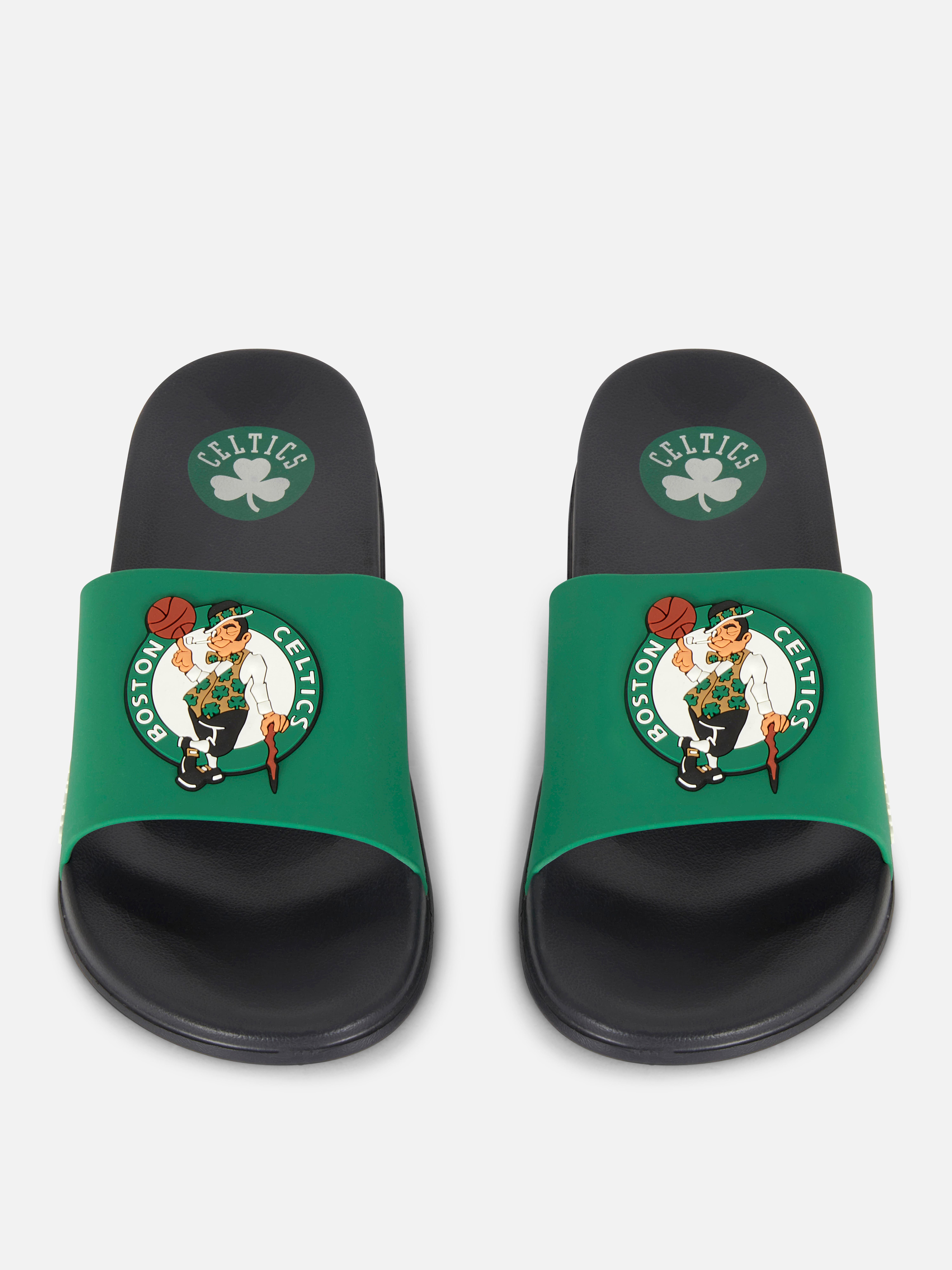 Șlapi NBA Boston Celtics O pereche de șlapi clasici cu talpă interioară turnată și baretă lată cu insigna Celtics