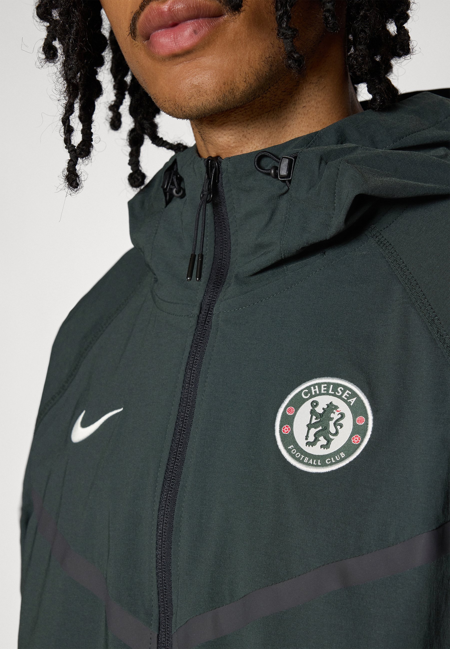 Nike Performance CHELSEA FC TECH WINDRUNNER - Clubkleding - outdoor groen/wit