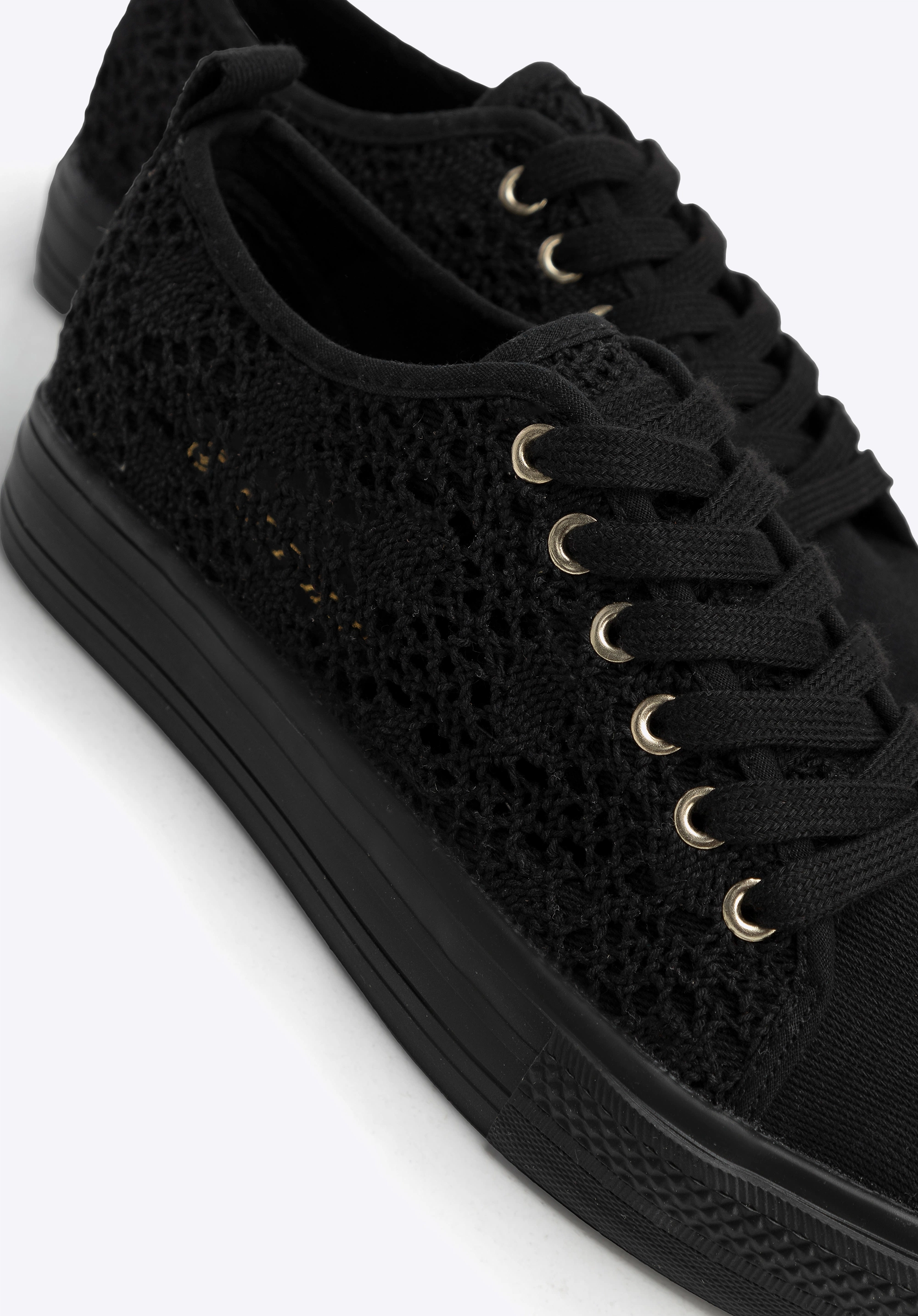 Damskie sneakersy ażurowe czarne