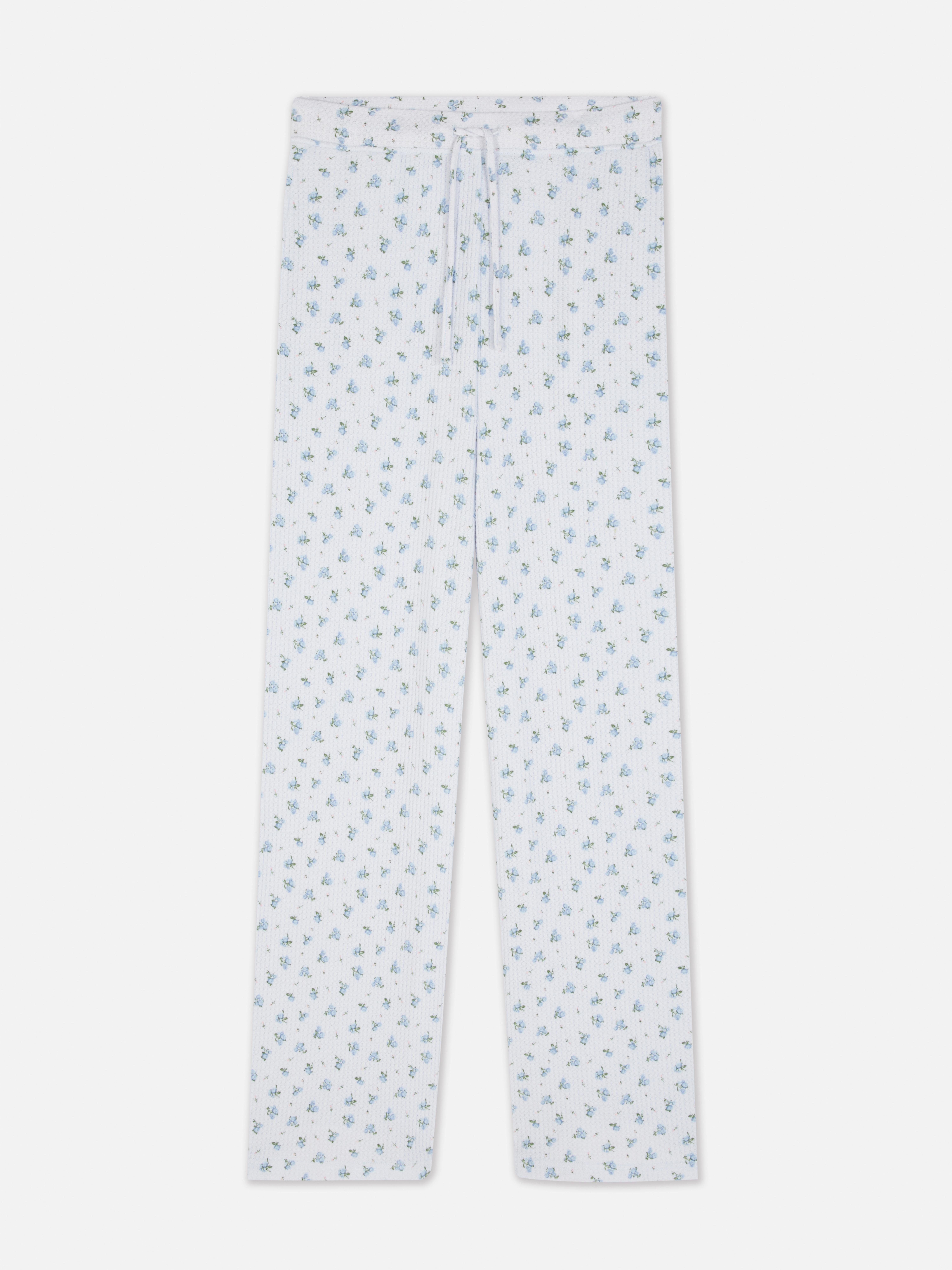 Pantaloni de pijama cu imprimeu floral, cu croială largă. Acești pantaloni de pijama cu croială largă, cu textură tip waffle, sunt o pijamale esențială.
