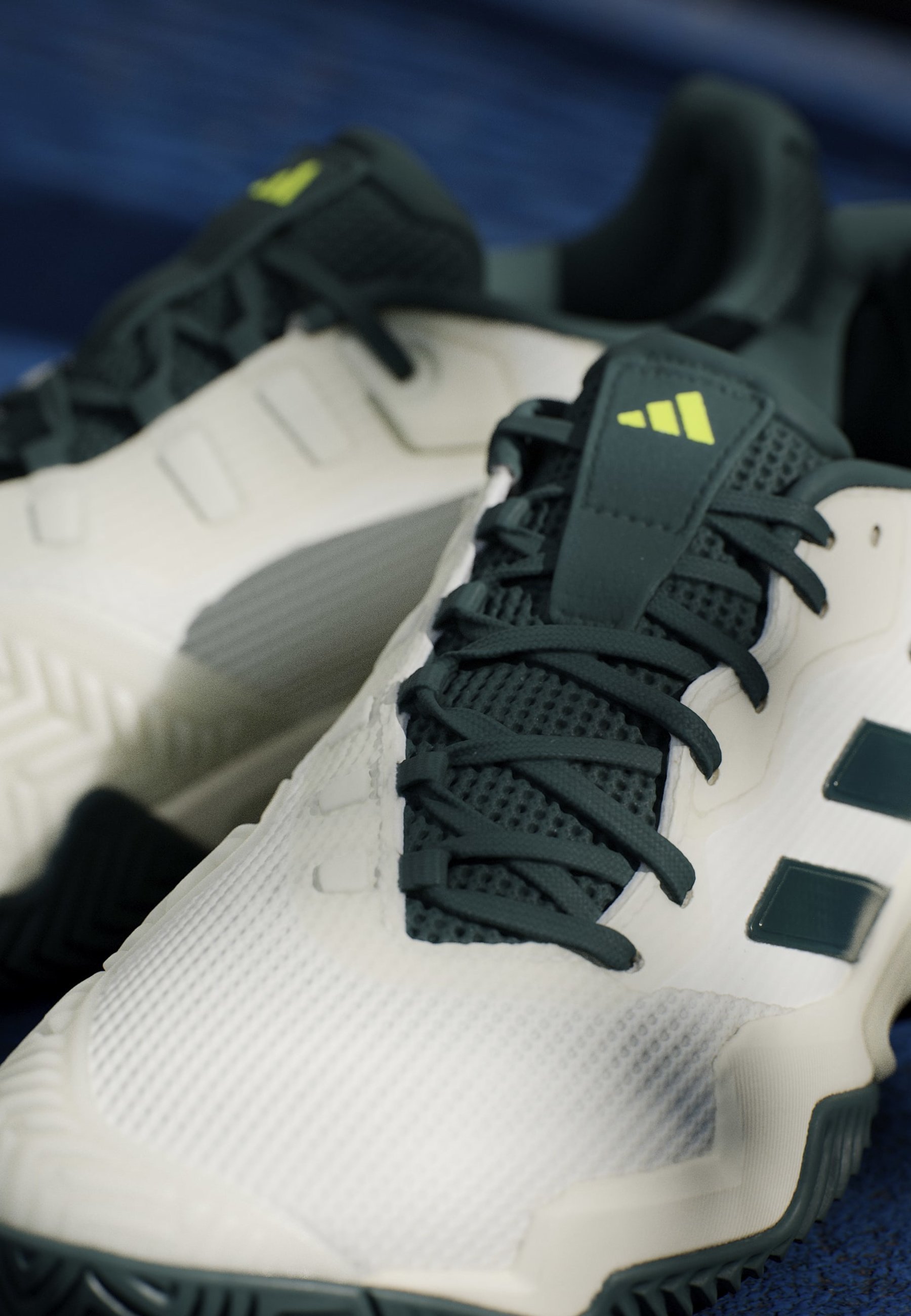 adidas Performance BARRICADE 13 - Multicourt tennisschoenen - off white core black powder teal