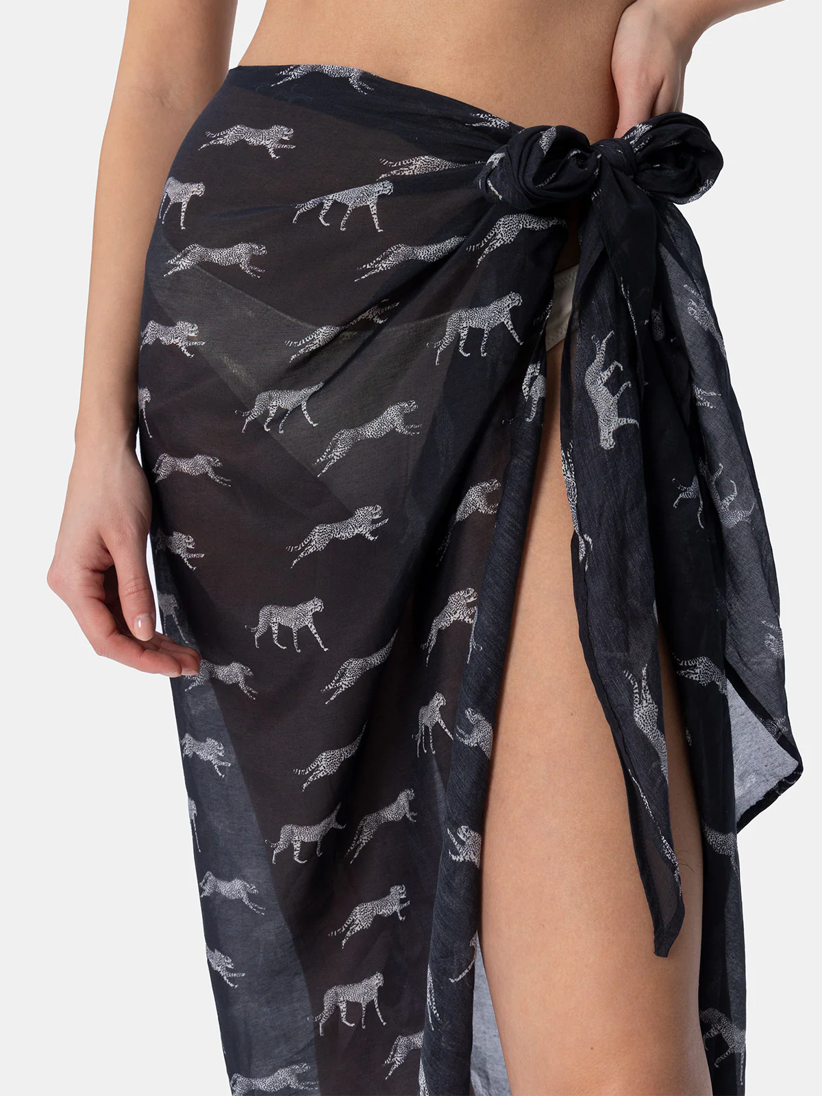 Lange pareo voor dames van Oasi, gemaakt van zijden voile met dierenprint.
