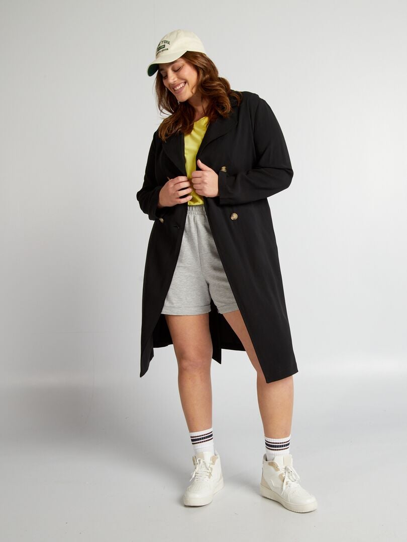 Trench coat preto de tecido macio com abotoamento duplo