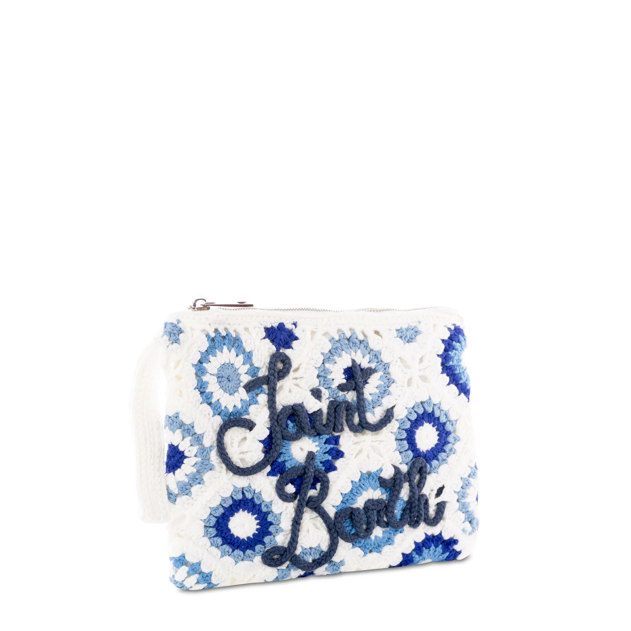Handgehäkelte Tasche im Pariser Stil | Blaues Kachelmuster auf weißem Grund | Marineblaue Saint-Barth-Stickerei | Stilvoll & Kompakt | MC2 Saint Barth