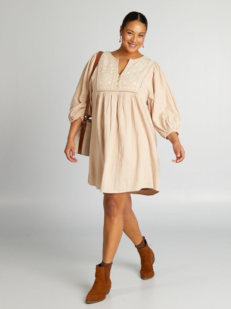 Vestido curto com mangas 3/4 - BEGE