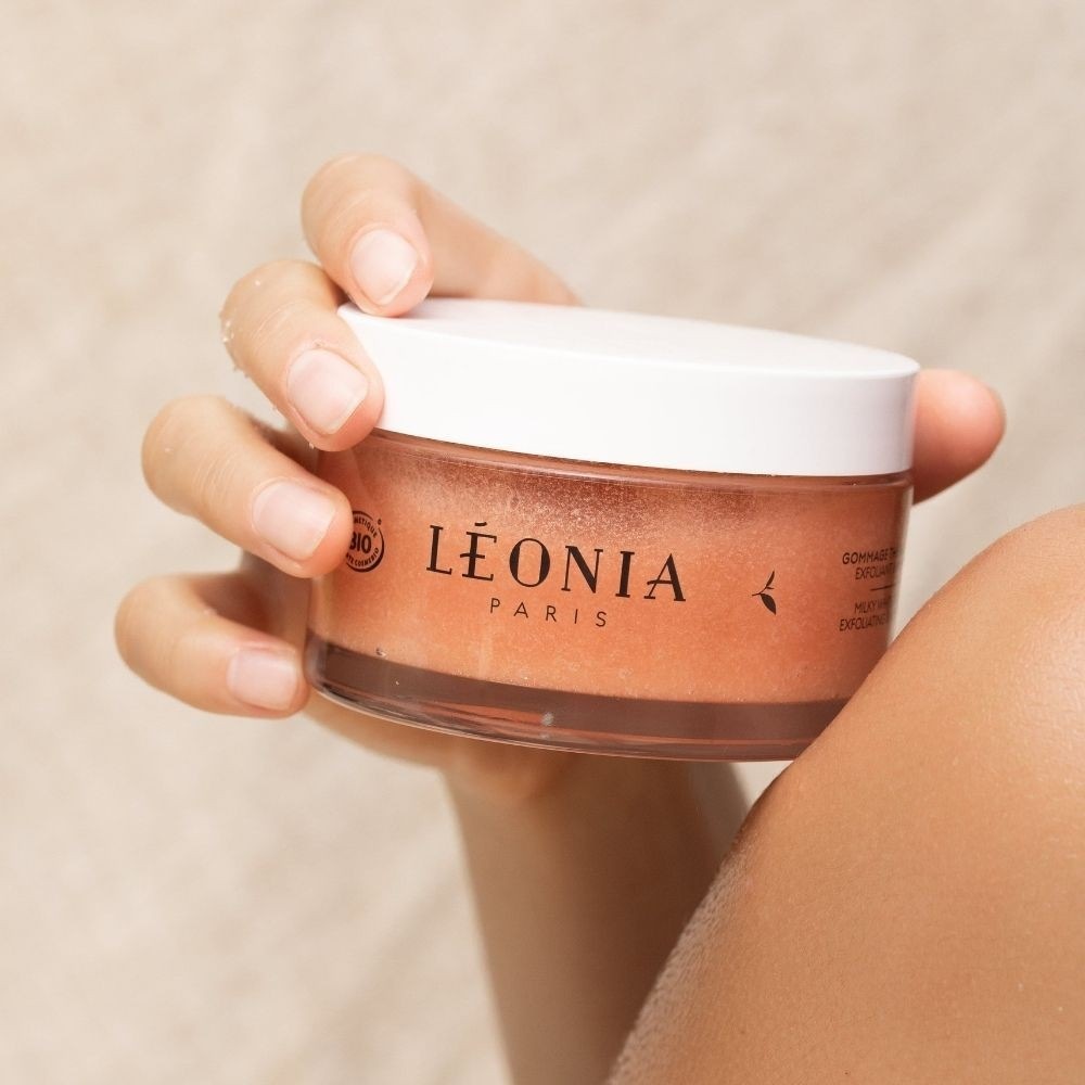 LÉONIA Gommage Thé Blanc Lacté - Exfoliant & Hy dratant