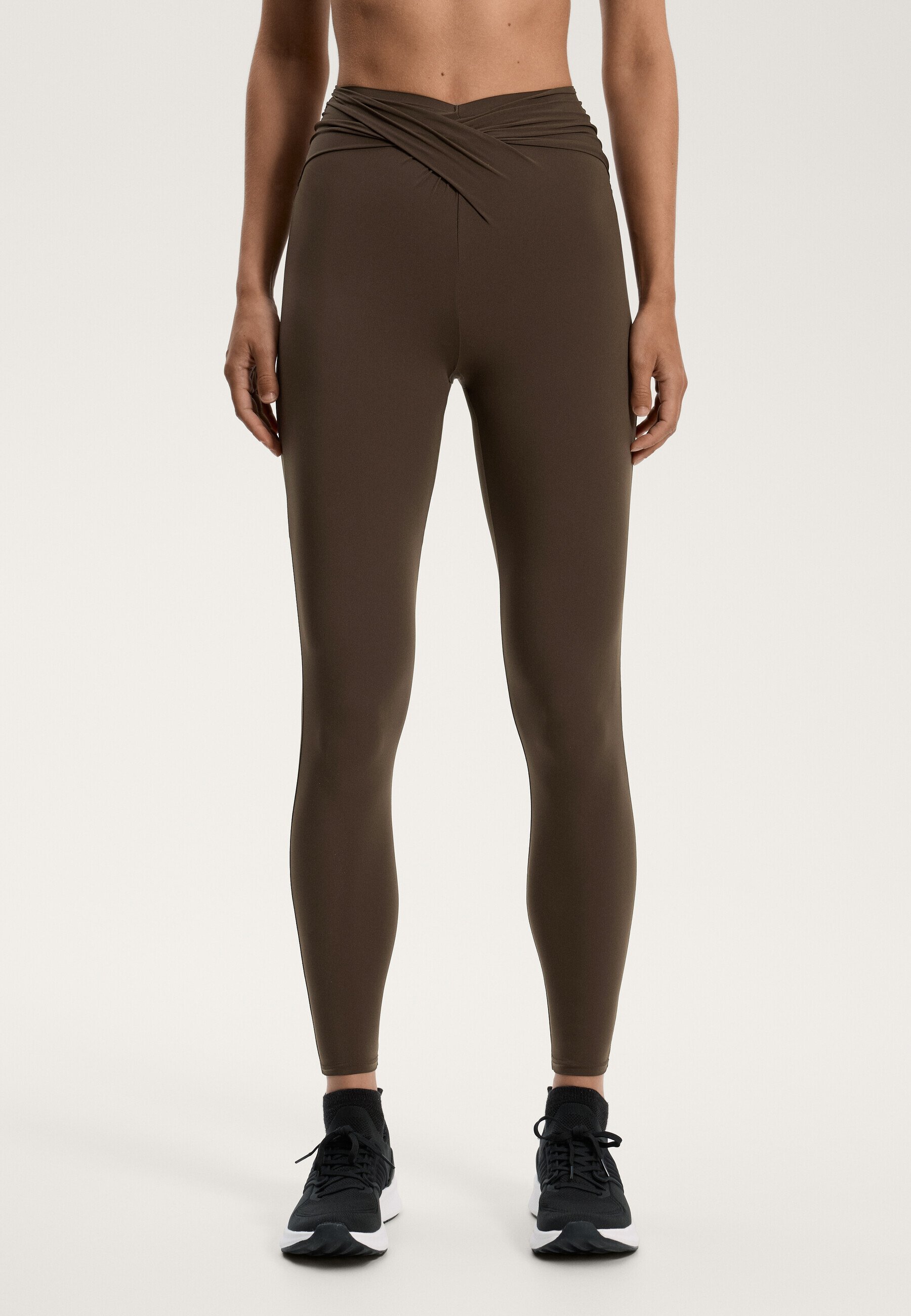 OYSHO Leggings mit leichtem, drapiertem V-Ausschnitt und Knöchellänge – braun