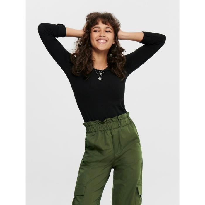 Camiseta negra de manga larga con cuello redondo 