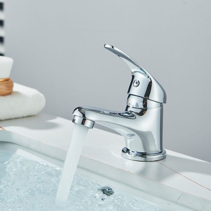 Grifo monomando para baño con cuerpo de latón y acabado cromado.